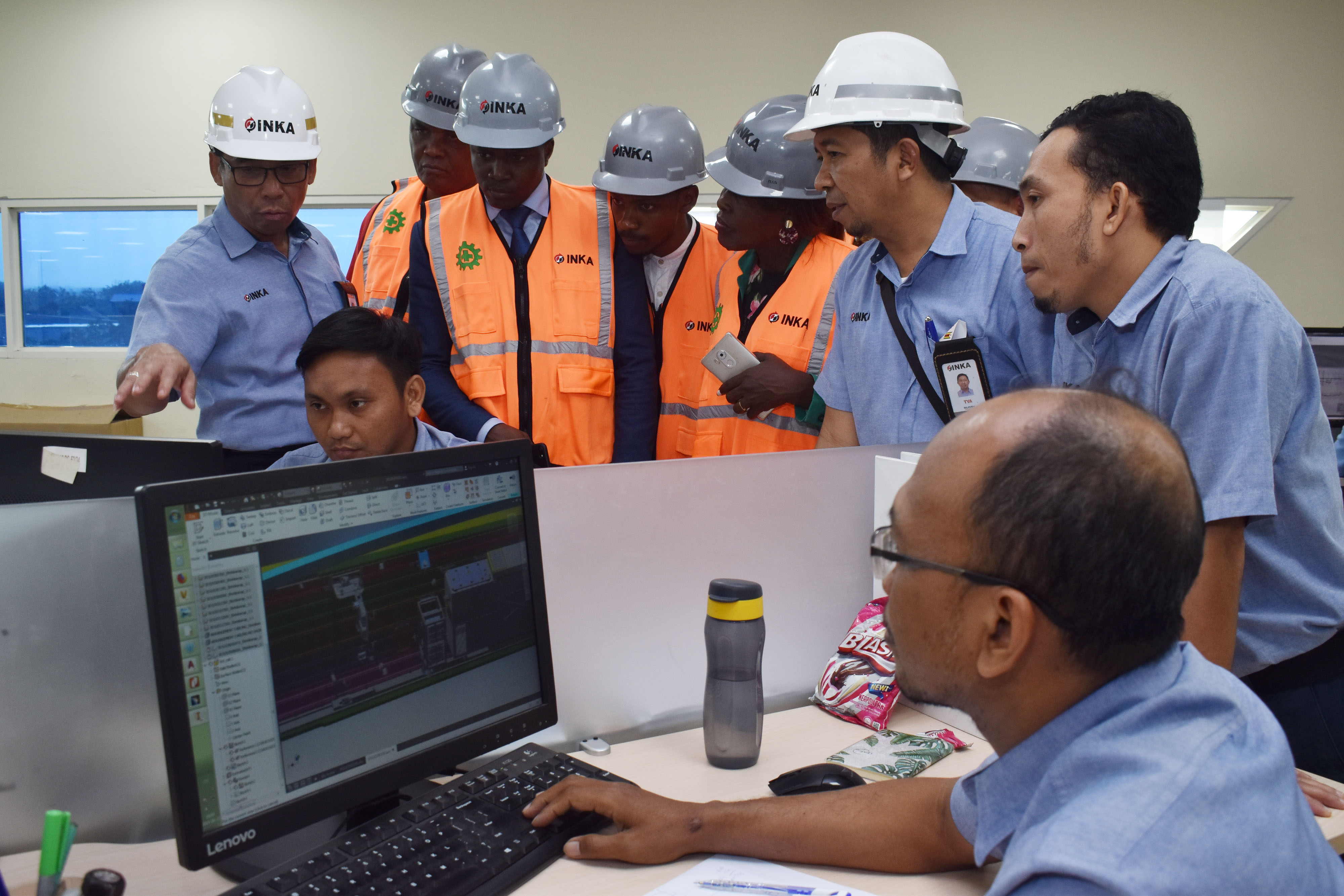  Direktur Utama PT Industri Kereta Api (Inka) Budi Noviantoro (kiri) berbincang dengan rombongan   Operator Transportasi Angola 