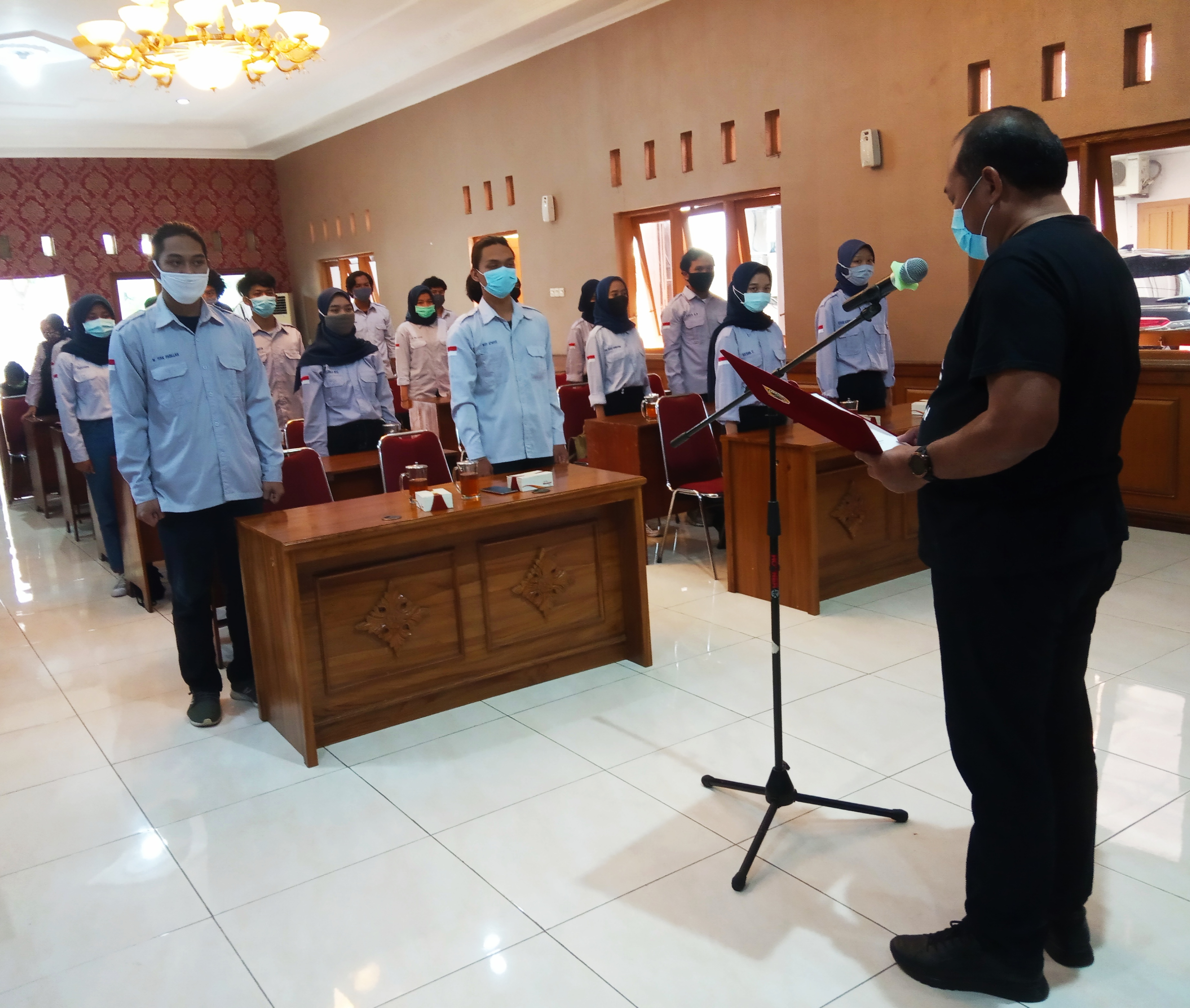 Pjs Bupati Klaten Sujarwanto Dwiatmoko mengukuhkan Pengurus KMK Undip 2020-2021