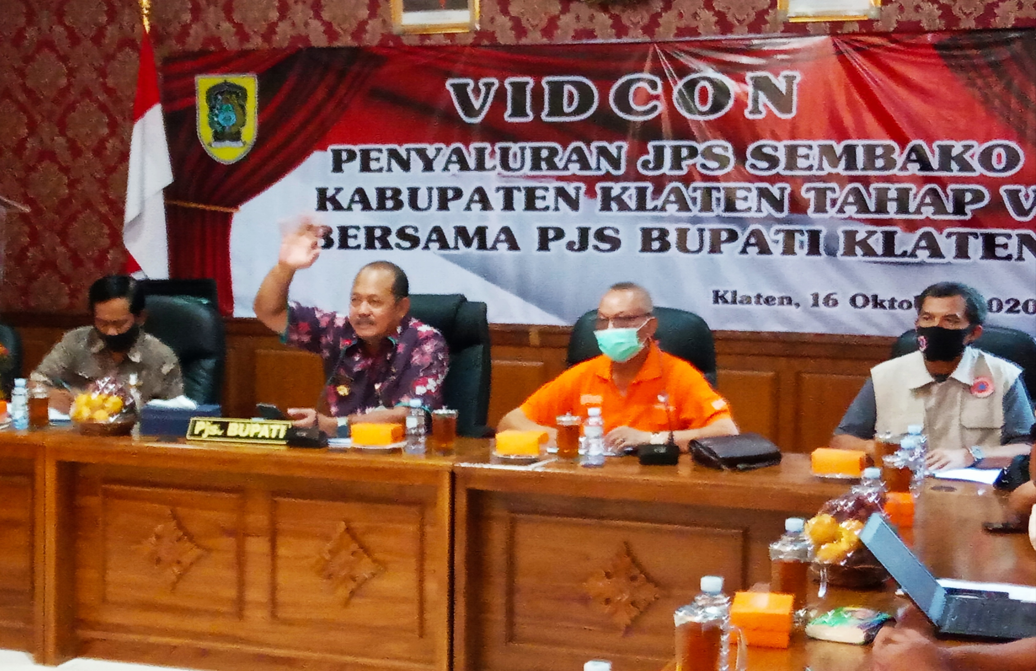 Penyaluran JPS sembako tahap V di Klaten dipantau oleh Pjs Bupati Sujarwanto Dwiatmoko melalui konferensi video di rumah dinas Wabup Klaten