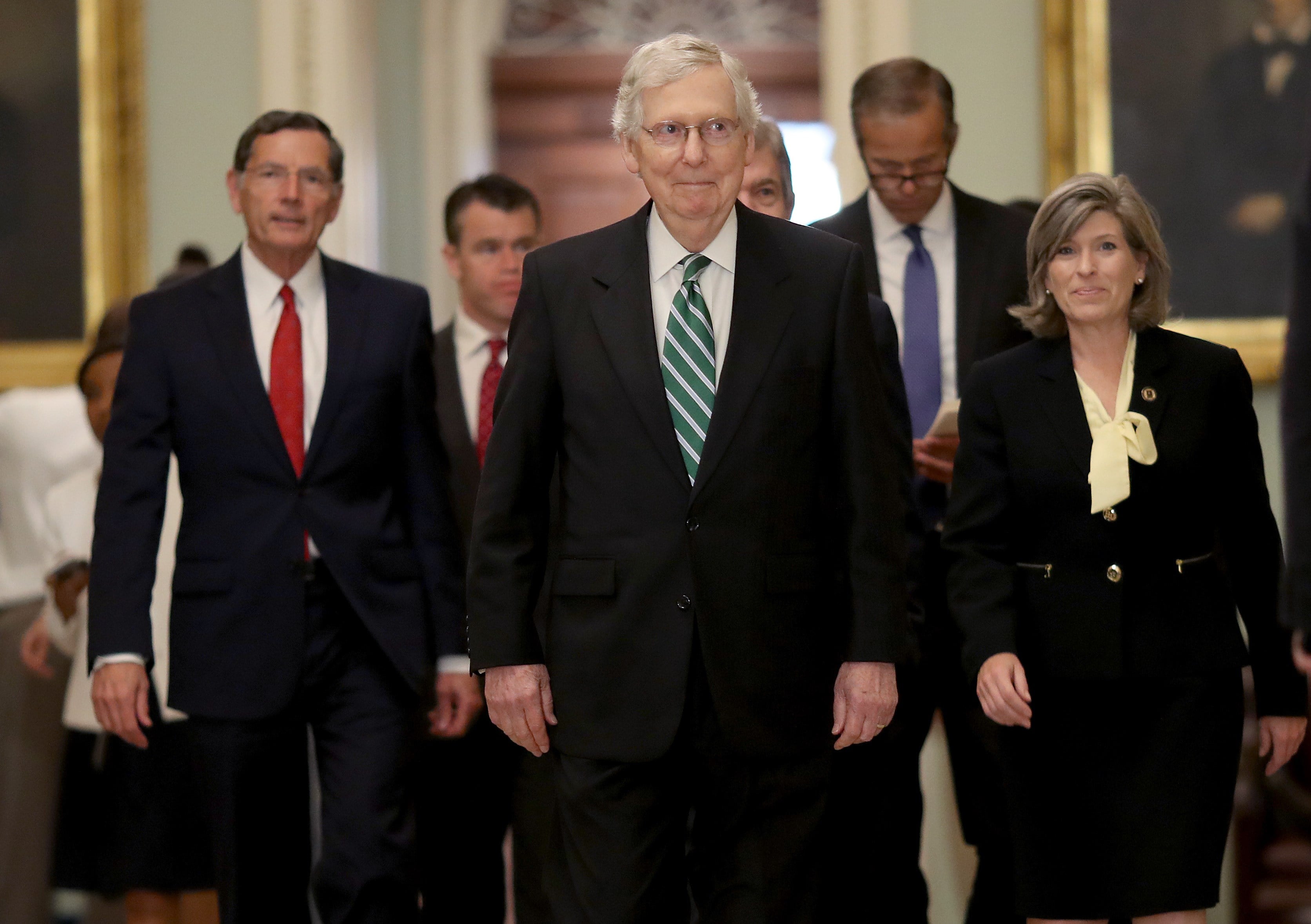 Senator Partai Republik Mitch McConell (depan, tengah)