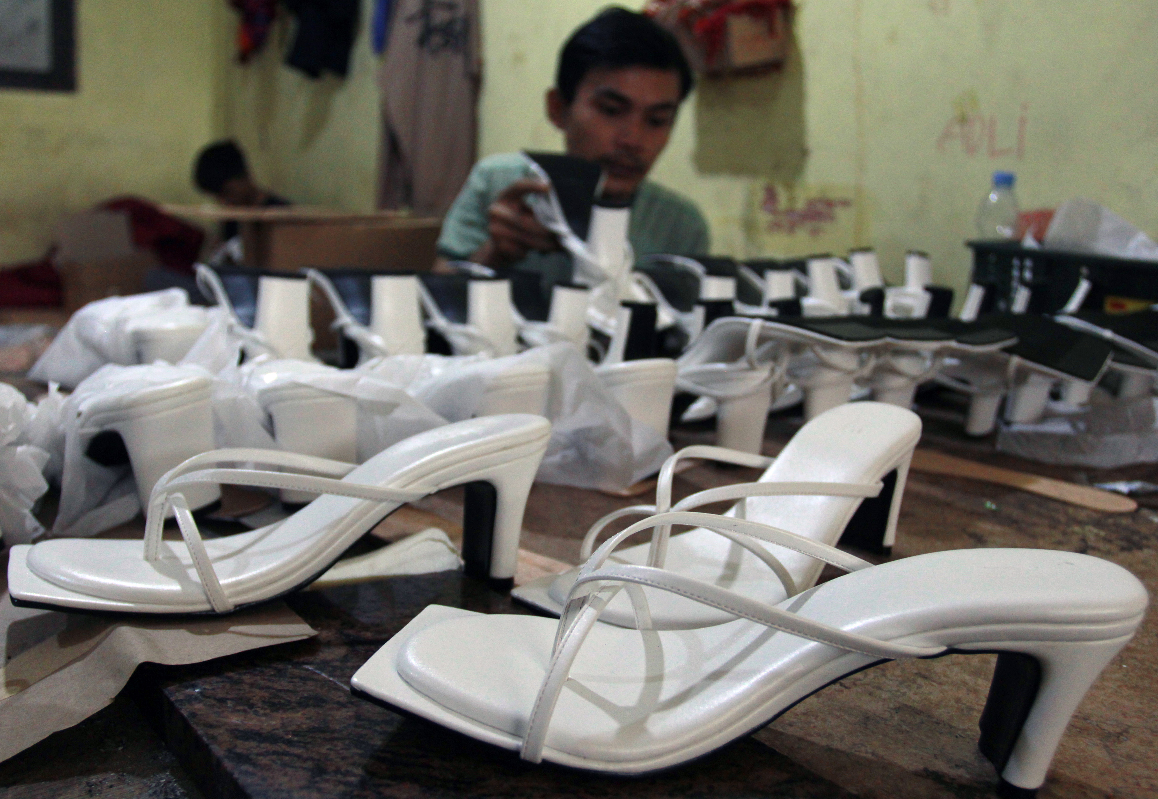 Aktivitas pembuatan sepatu skala rumahan di kawasan Tangerang Selatan, Banten.