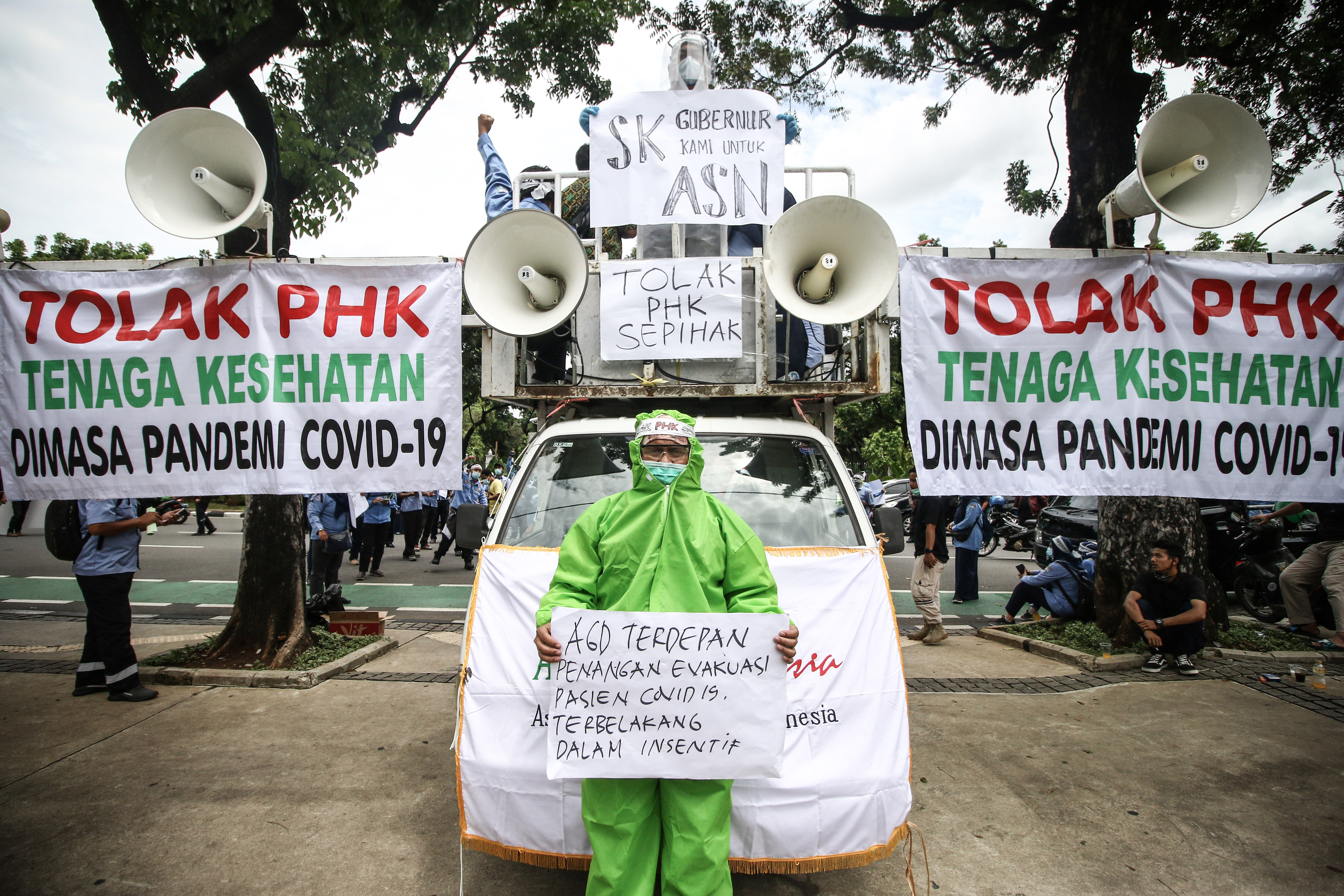  Pekerja Ambulans Gawat Darurat Dinas Kesehatan DKI Jakarta melakukan aksi di depan Balaikota, Jakarta, Kamis (22/10/2020)