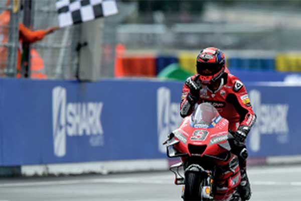 Pembalap Italia Danilo Petrucci melewati garis fi nis untuk memenangi GP Prancis