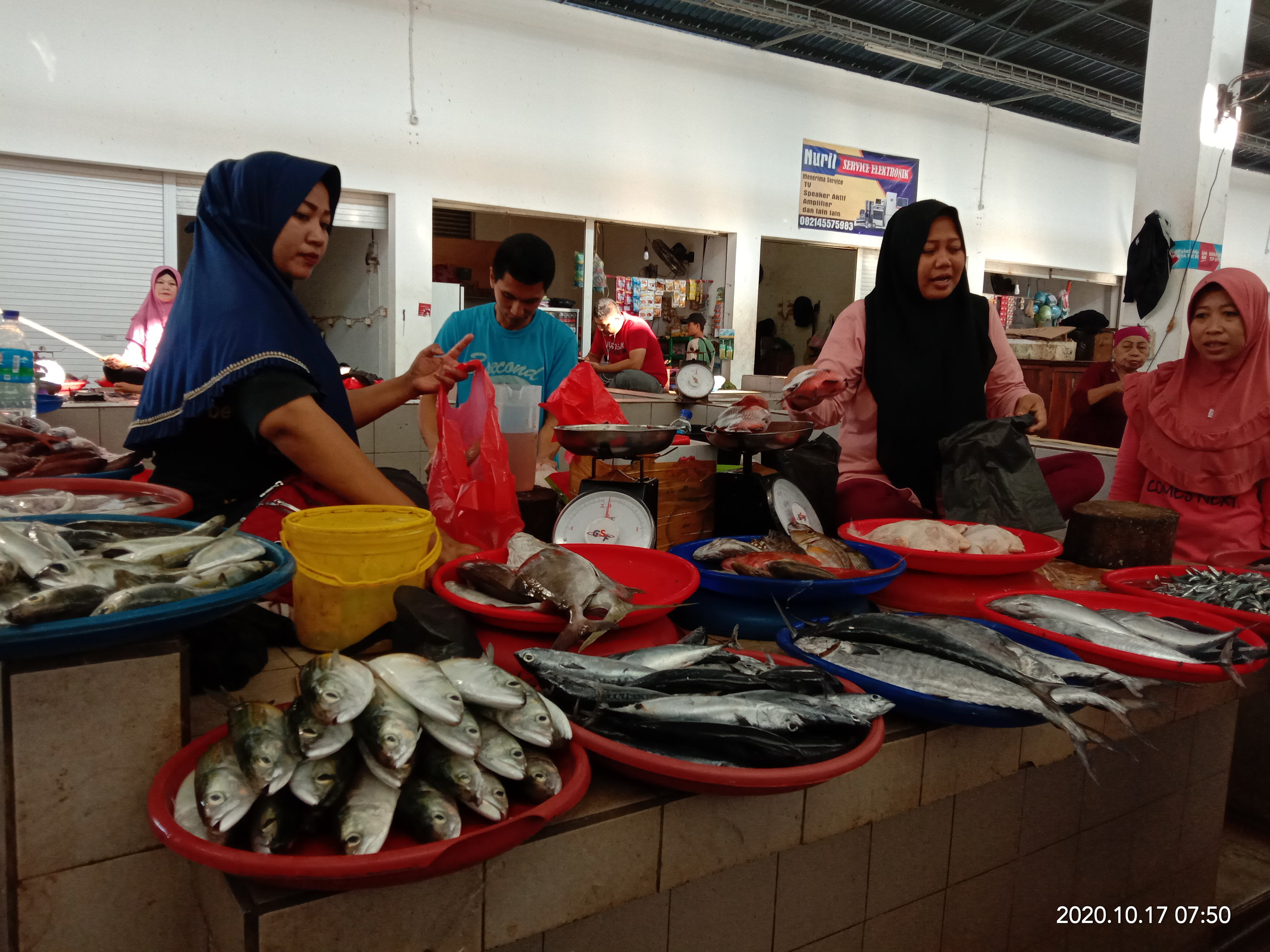  Cuaca buruk menyebabkan nelayan tidak berani melaut dan mendorong harga ikan di Labuanbajo, Manggarai Barat, naik.