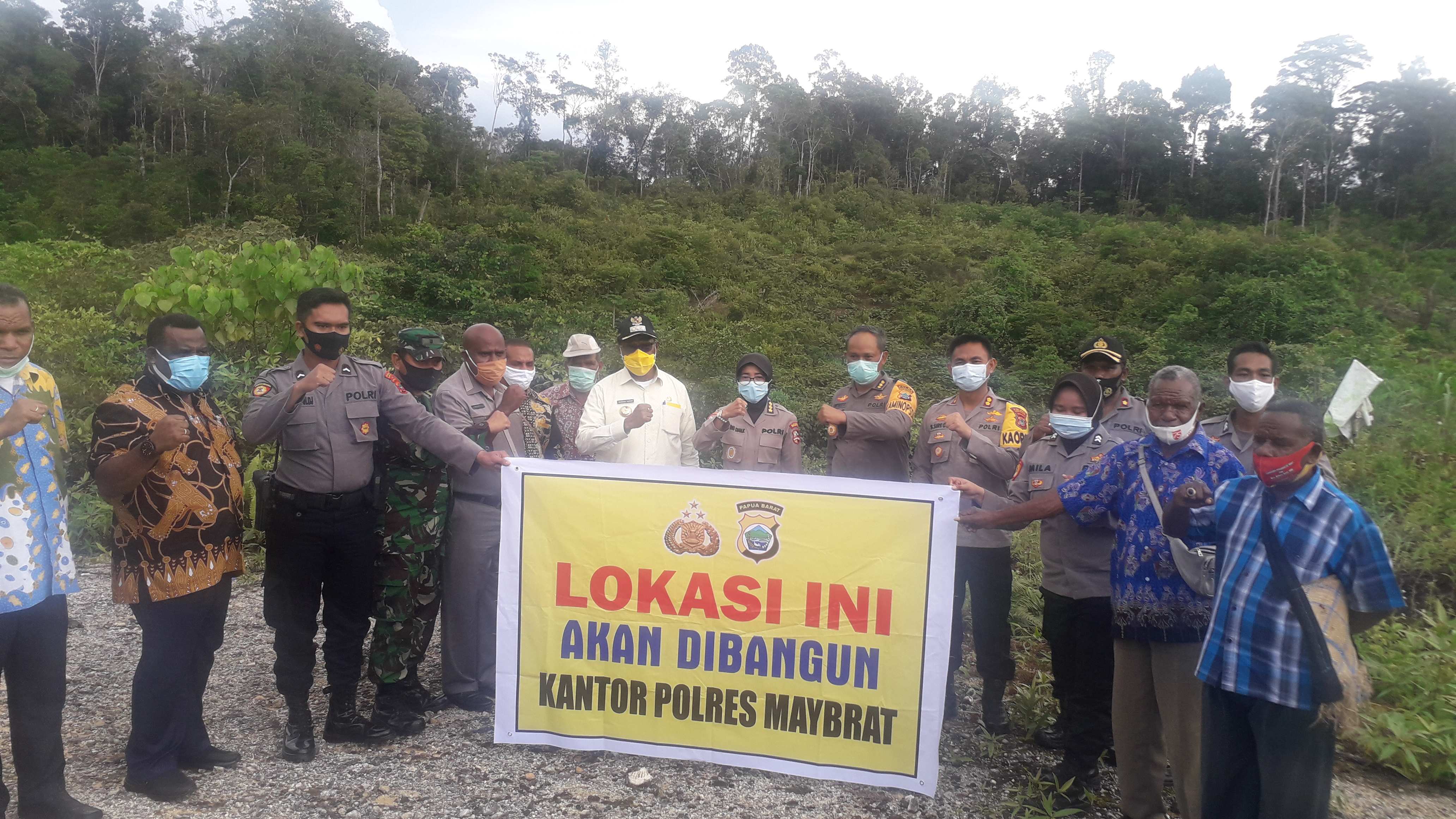 Bupati Maybrat dan tim Mabes Polri meninjau lokasi bakal Polres Maybrat.