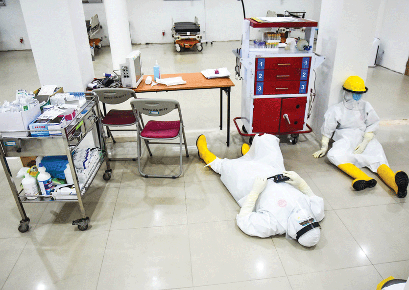 TENAGA MEDIS: Sejumlah tenaga medis beristirahat dengan mengenakan alat pelindung diri di Instalasi Gawat Darurat khusus penanganan covid-19