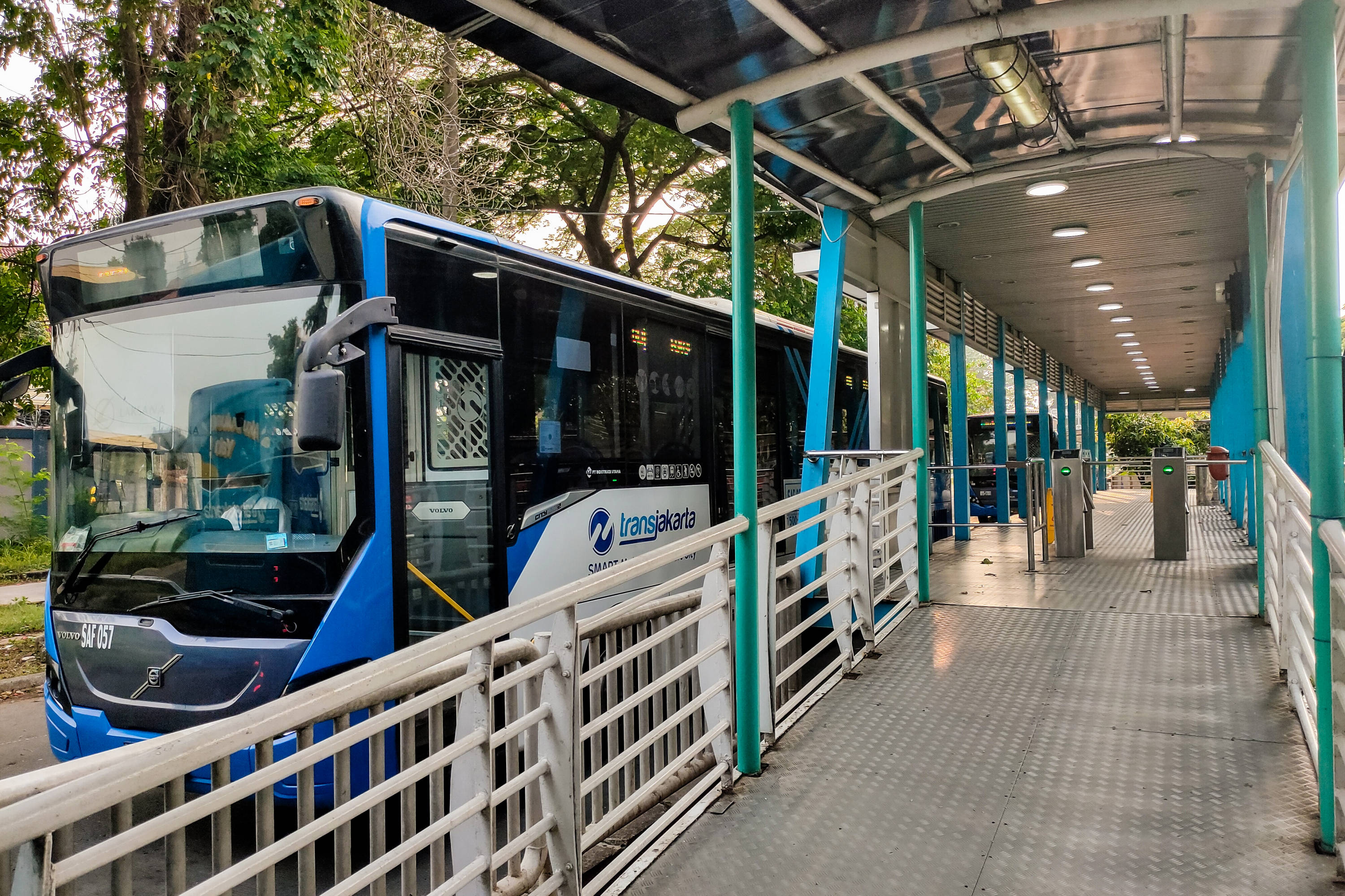 Suasana halte Transjakarta di Ragunan yang sepi penumpang saat PSBB.