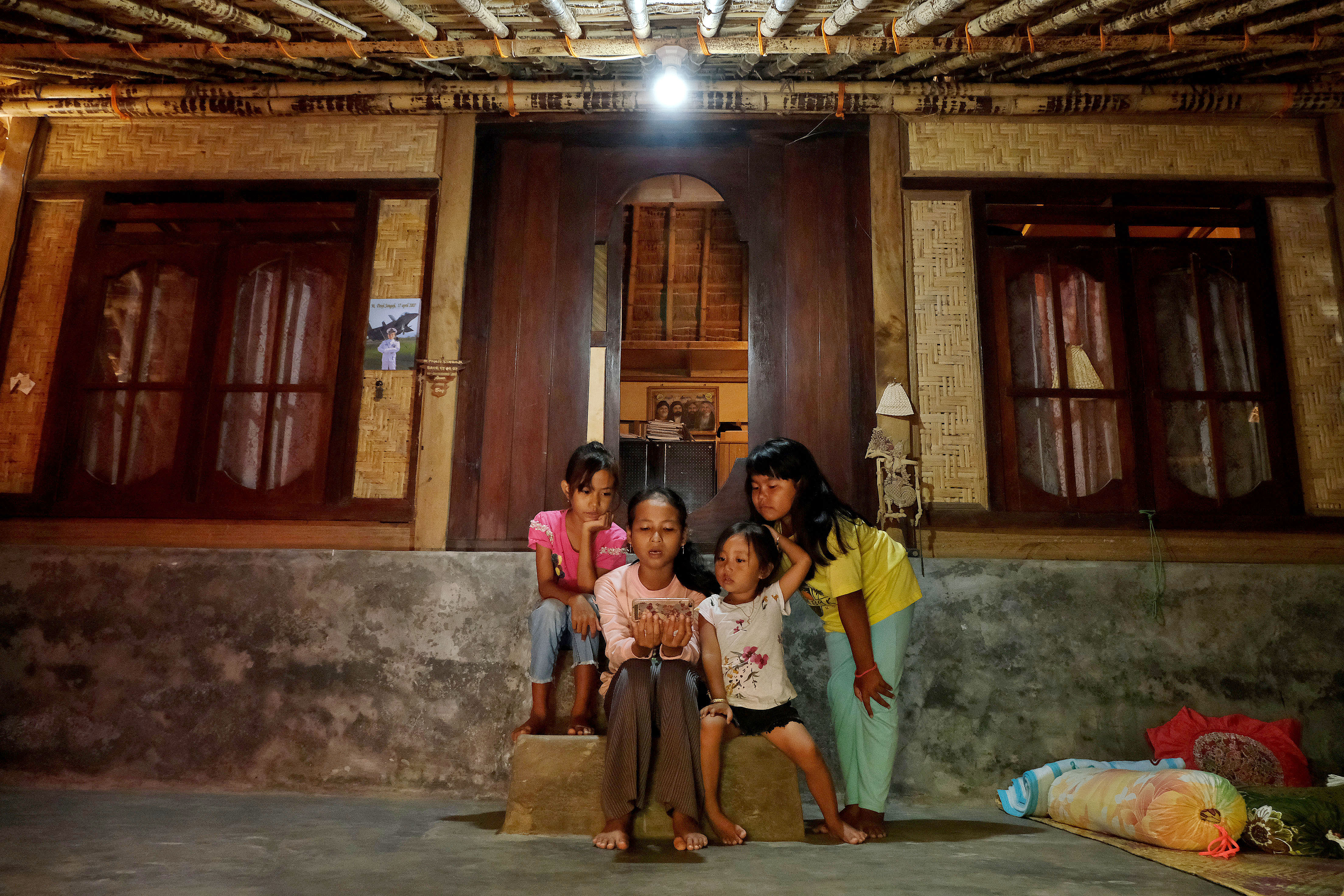 Anak-anak Suku Sasak mengakses internet menggunakan telepon seluler di Desa Sade, Pujut, Lombok Tengah, NTB.