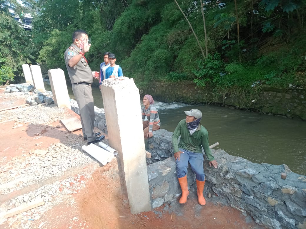Perwakilan Pemkot Depok meminta penghentian pembangunan di sempadan Sungai Ciliwung.