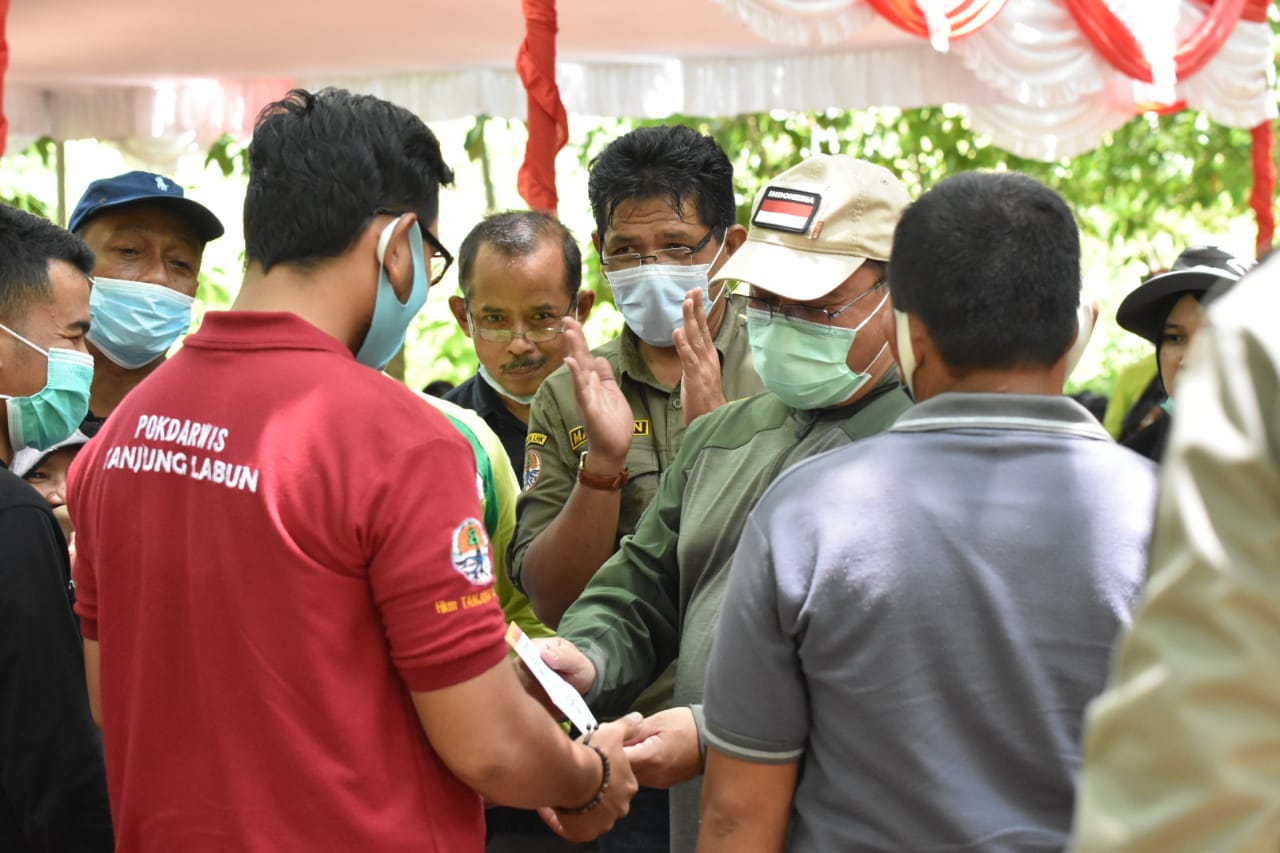 Gubernur Babel Erzaldi (bertopi) menyerahkan bibit kepiting bakau.