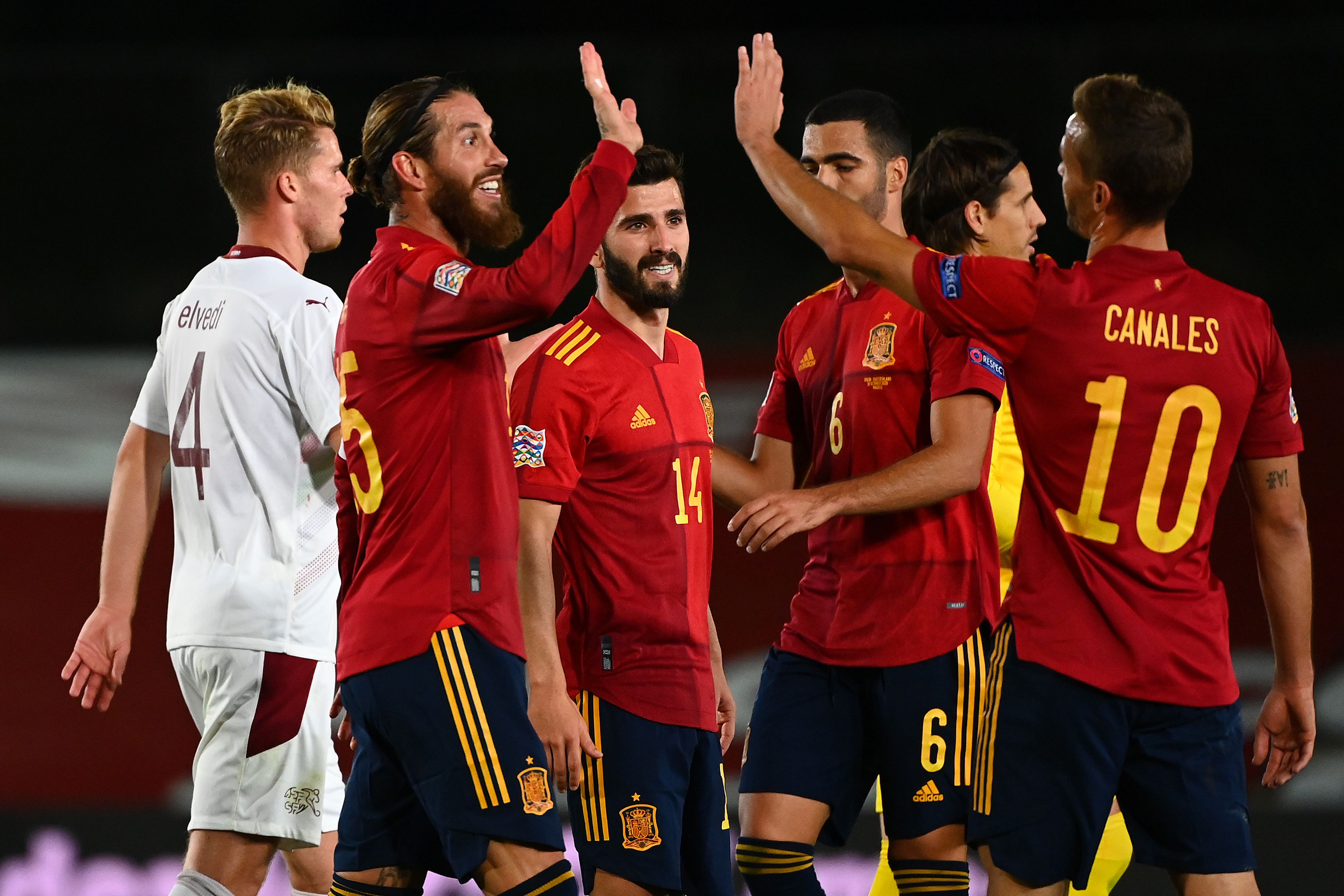 Para pemain Spanyol merayakan kemenangan 1-0 atas Swiss di laga Liga Negara UEFA.
