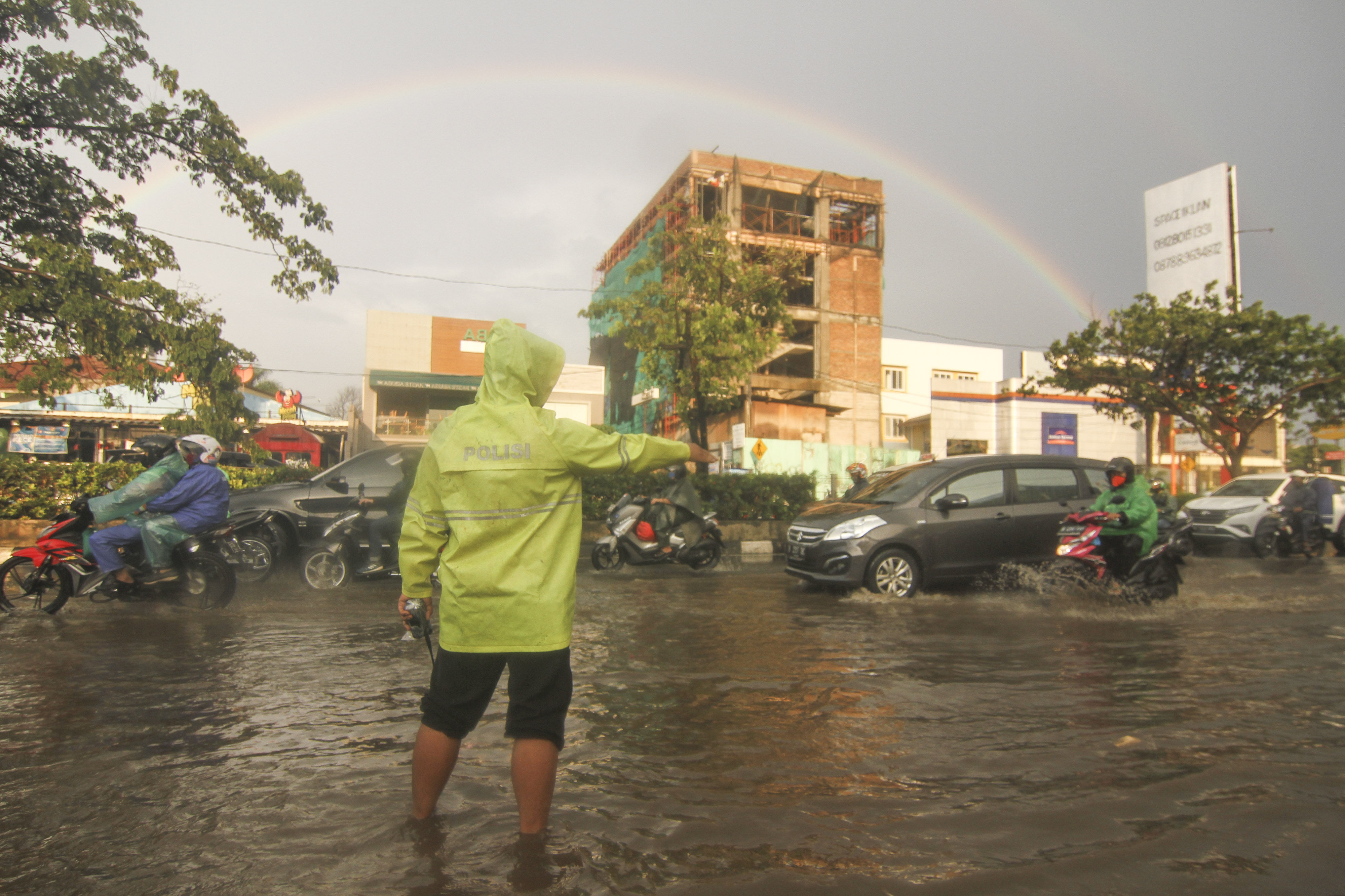Sejumlah pengendara melintas di Jalan Margonda Raya yang tergenang air di Depok, Jawa Barat, Jumat (29/5/2020)