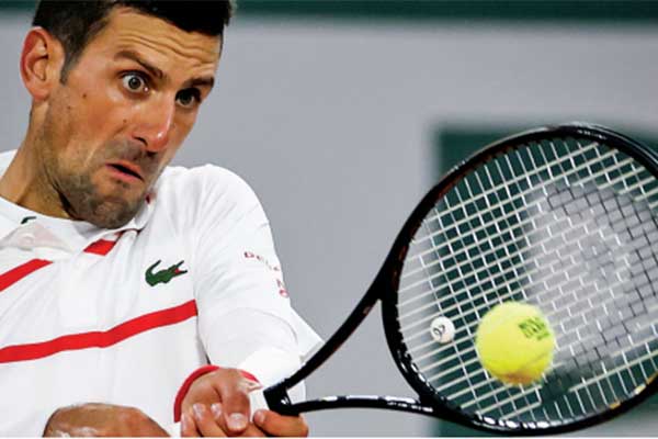 Petenis putra terbaik dunia Novak Djokovic ketika menjalani laga pembuka grand slam Prancis Terbuka menghadapi Mikael Ymer (Swedia).