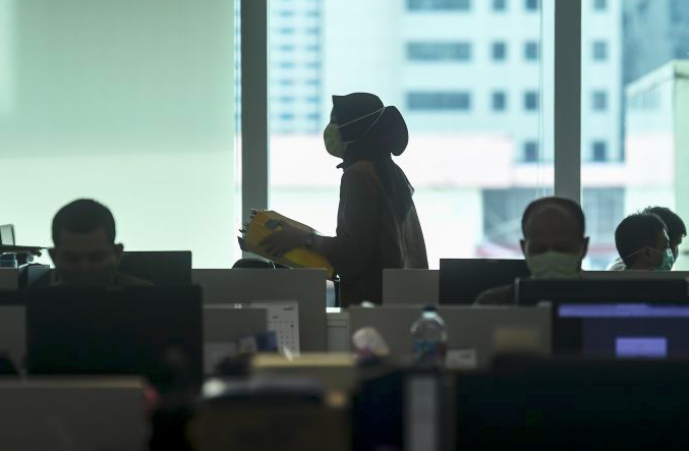 Karyawan melakukan aktivitas di pusat perkantoran, kawasan SCBD, Jakarta, Senin (8/6).