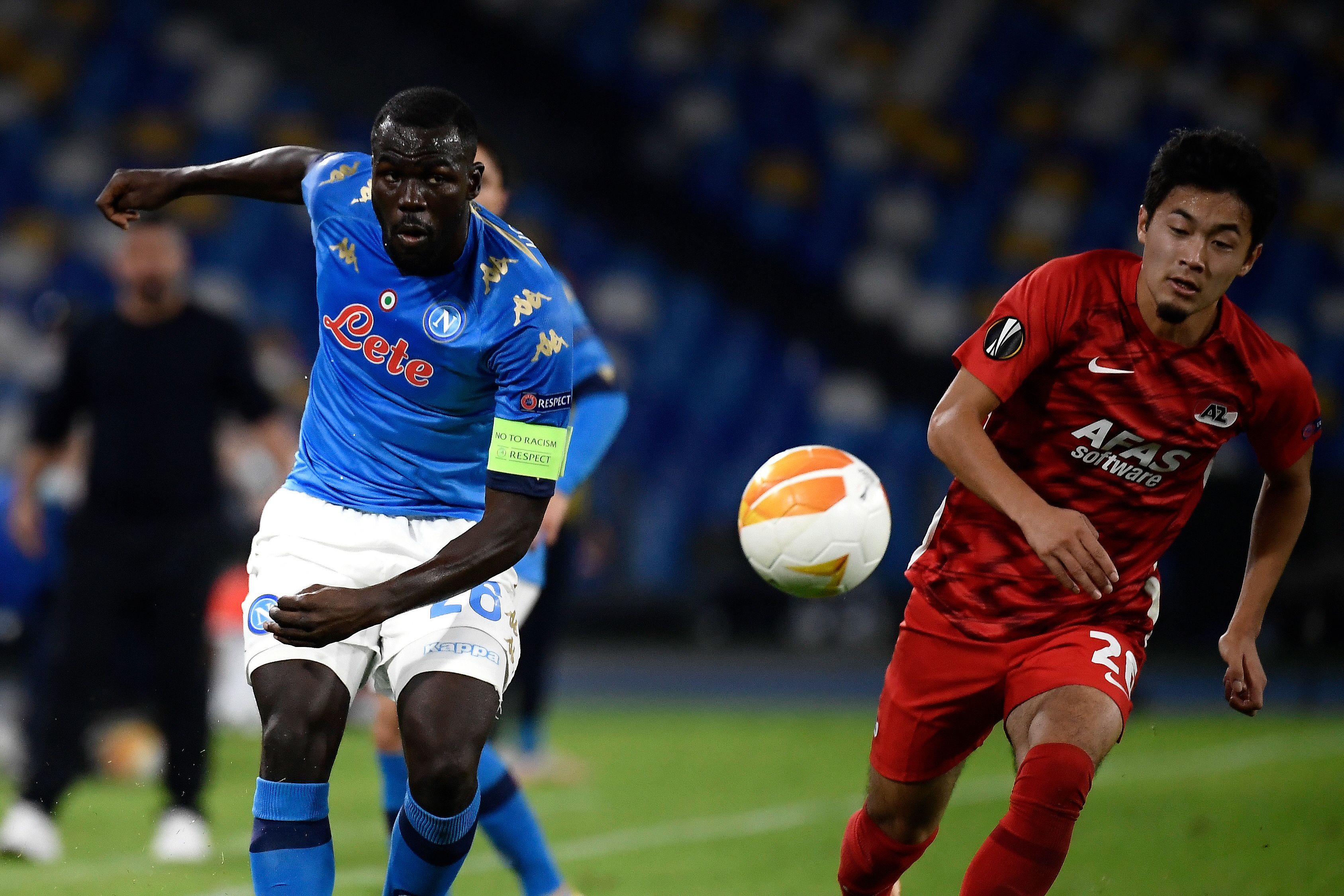 Bek Jepang AZ Alkmaar Yukinari Sugawara (kanan) memperebutkan bola dari bek Napoli Senegal Kalidou Koulibaly