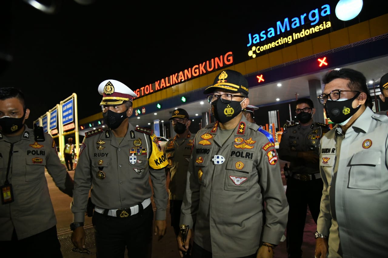Kakorlantas Polri Irjen Istiono meninjaui arus mudik di gerbang Tol Kalikangkung, Jateng