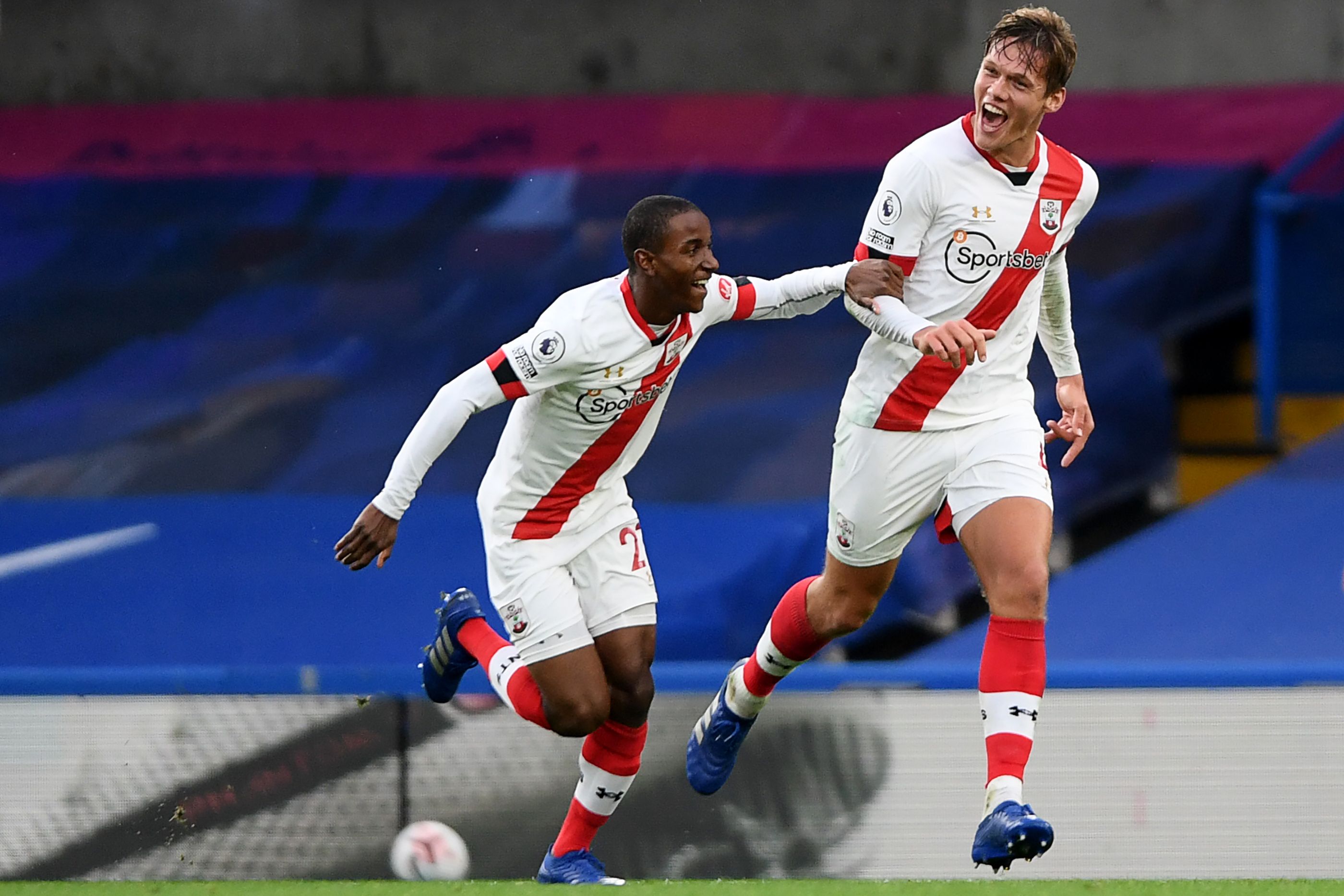 Bek Southampton Jannik Vestergaard (kanan) merayakan gol yang dibuat ke gawang Chelsea dalam laga Liga Primer, Sabtu (17/10).