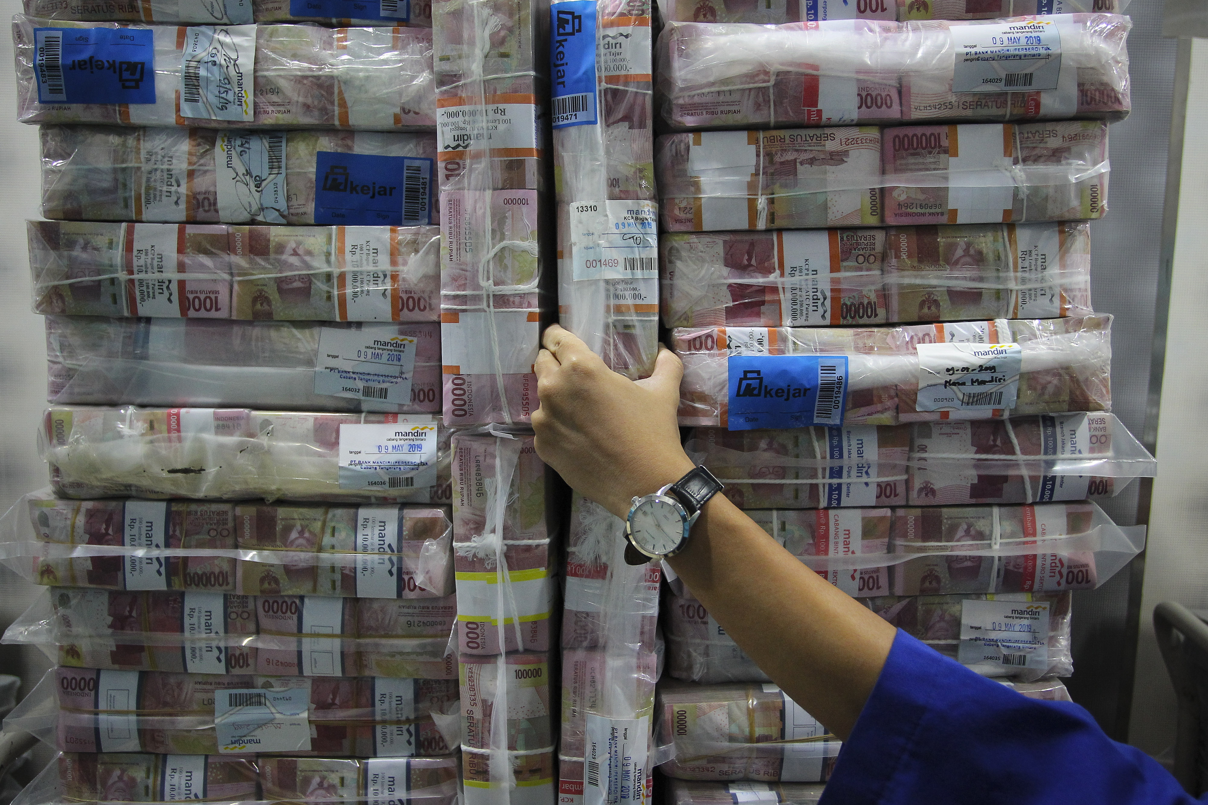 Tumpukan uang di tempat penyimpanan uang di bank