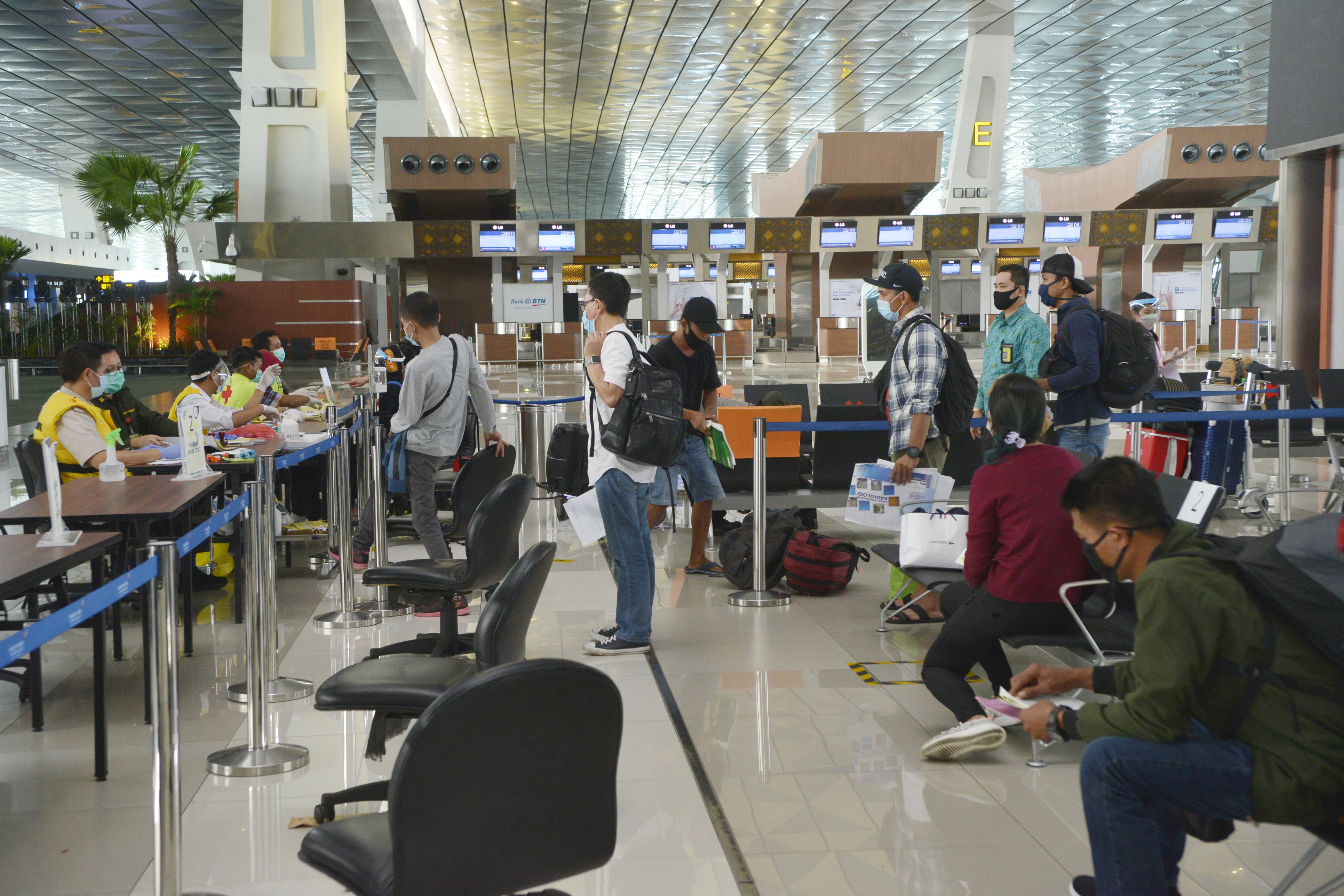 Para calon penumpang pesawat menjalani pemeriksan surat-suarat yang menjadi persyaratan di masa pandemi