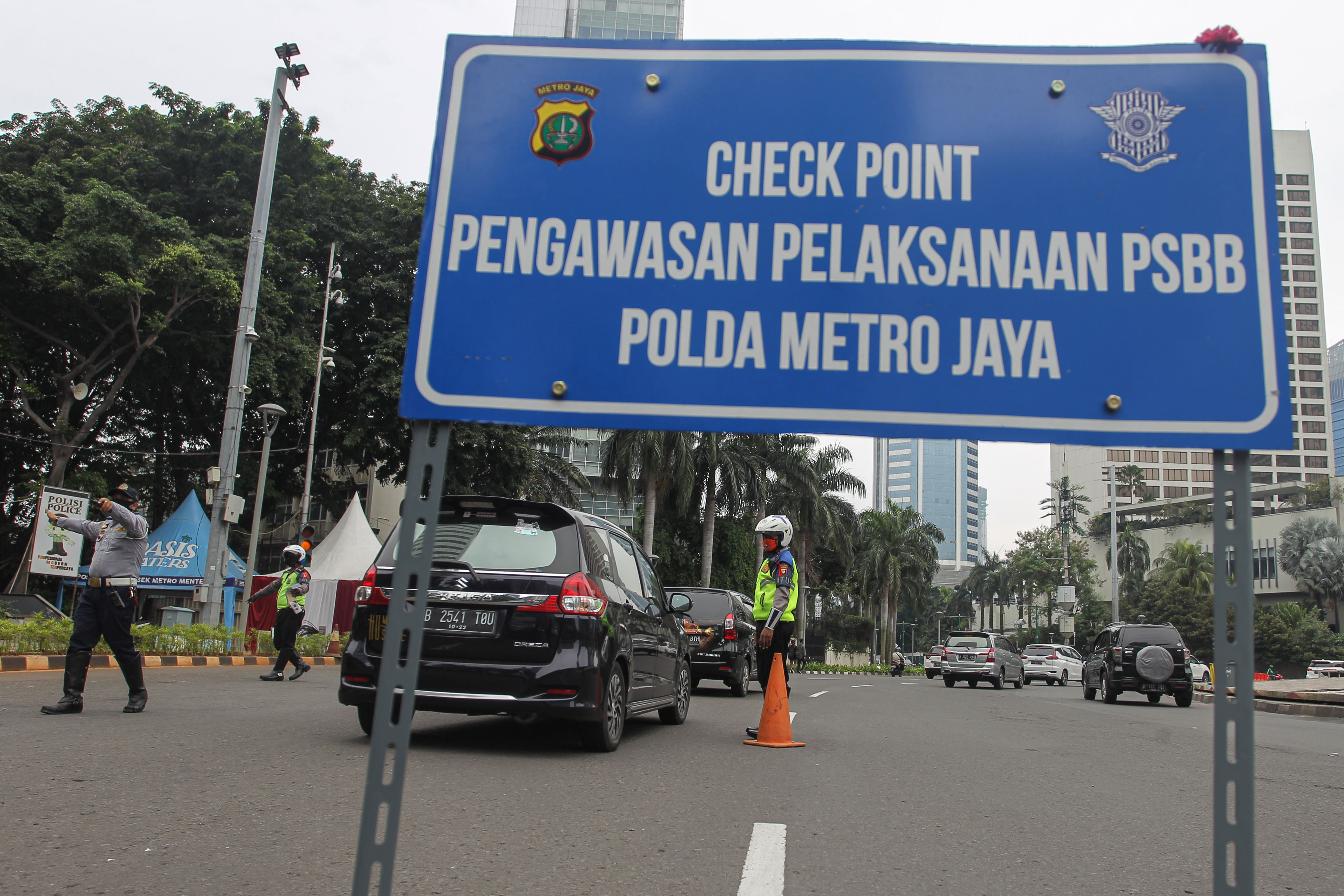 Dinas Perhubungan Pemprov DKI Jakarta melakukan penindakan pelanggaran Pembatasan Sosial Berskala Besar (PSBB) di kawasan Bundaran HI 