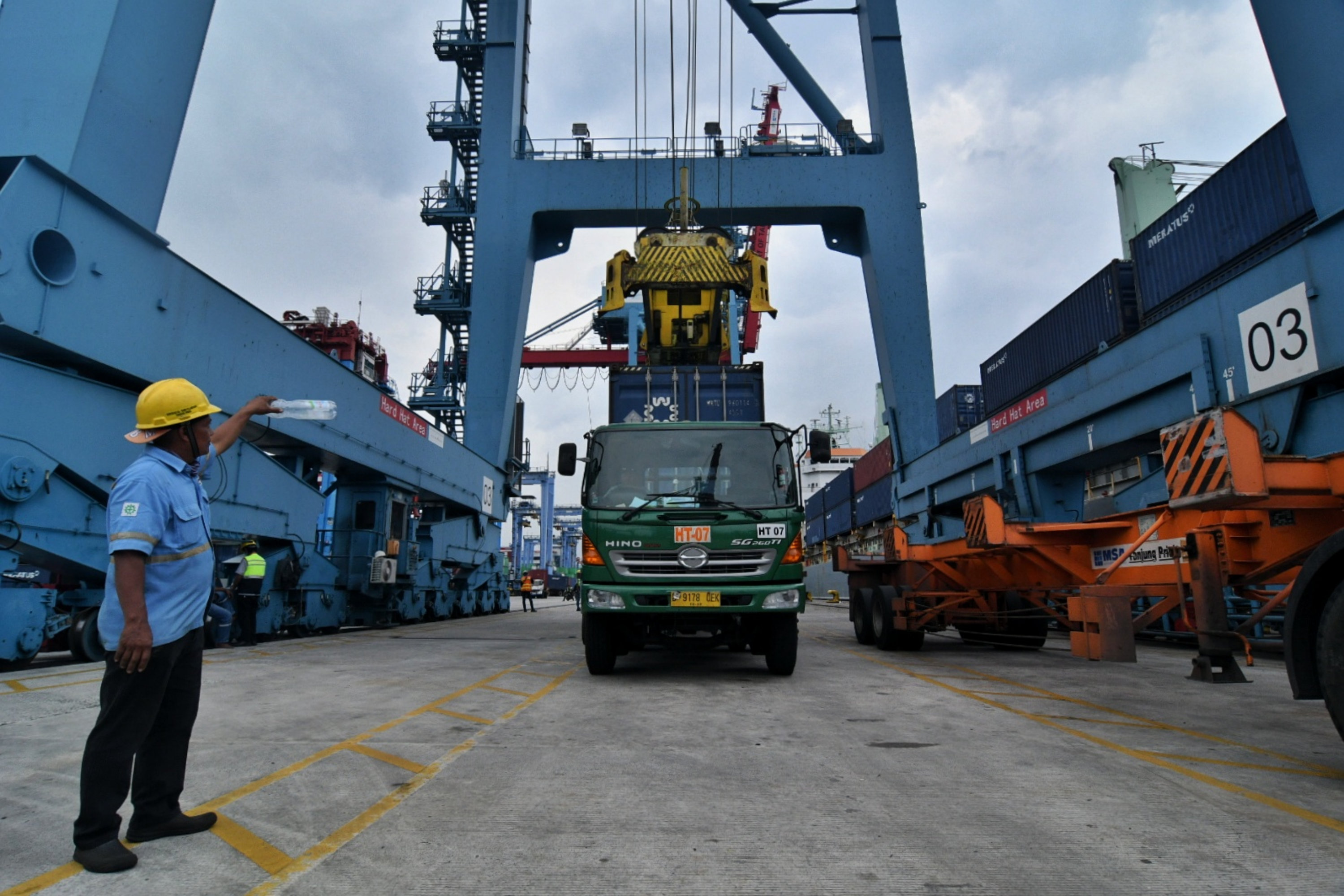 Aktivitas bongkar muat peti kemas di Pelabuhan Tanjung Priok, Jakarta.  