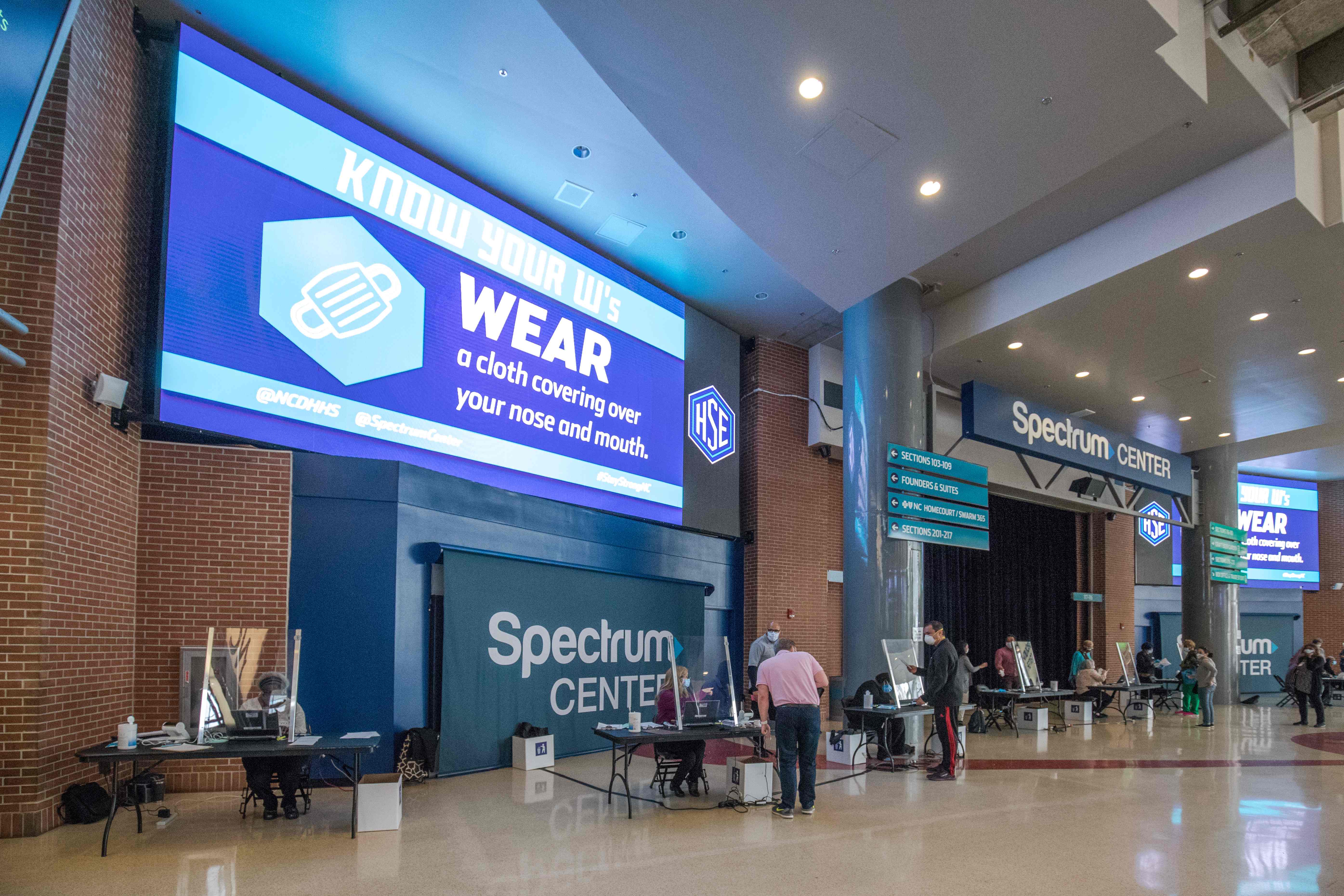 Warga AS memberikan suara mereka saat pemilihan dini dibuka di Charlotte, North Carolina.