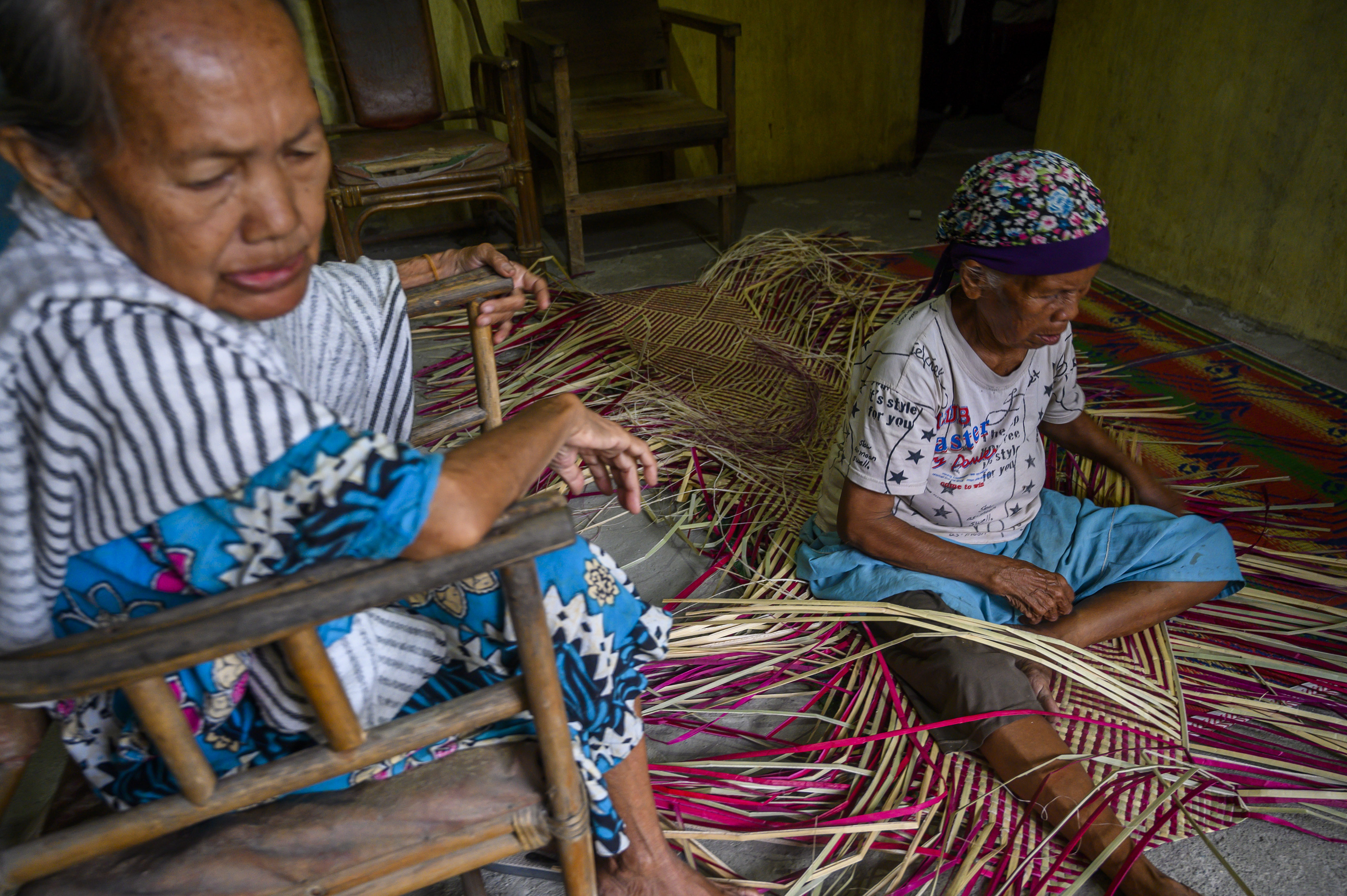 Sejumlah Lansia di Sigi, Sulawesi tengah menganyam tikar