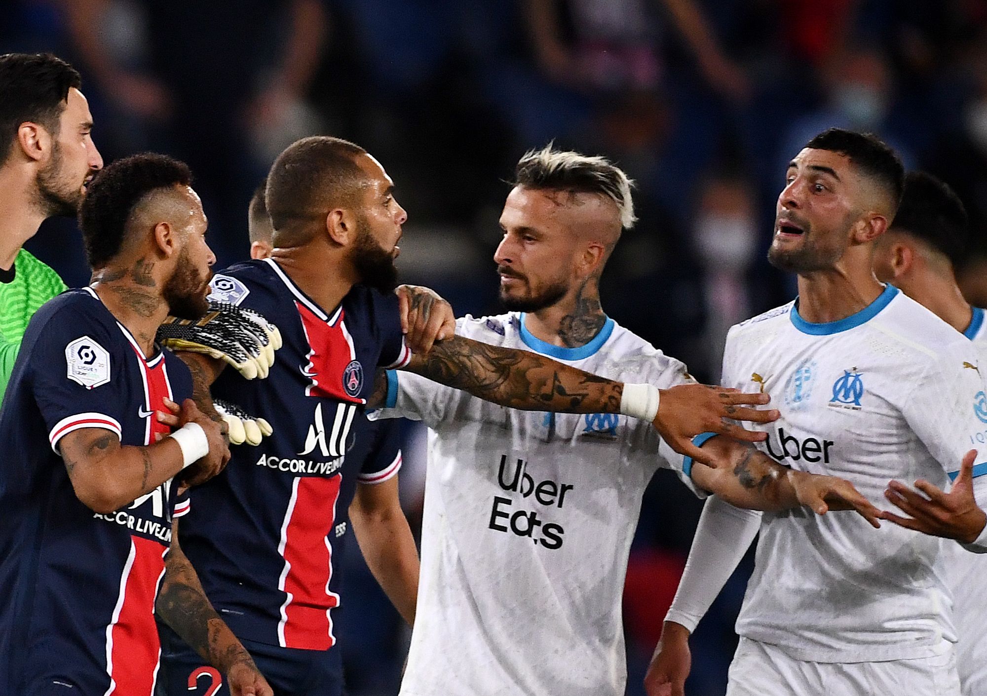 Neymar (kiri) dan Alvaro Gonzalez harus dipisahkan rekan-rekan mereka dalam laga Ligue 1 antara PSG dan Marseille, 13 September lalu.