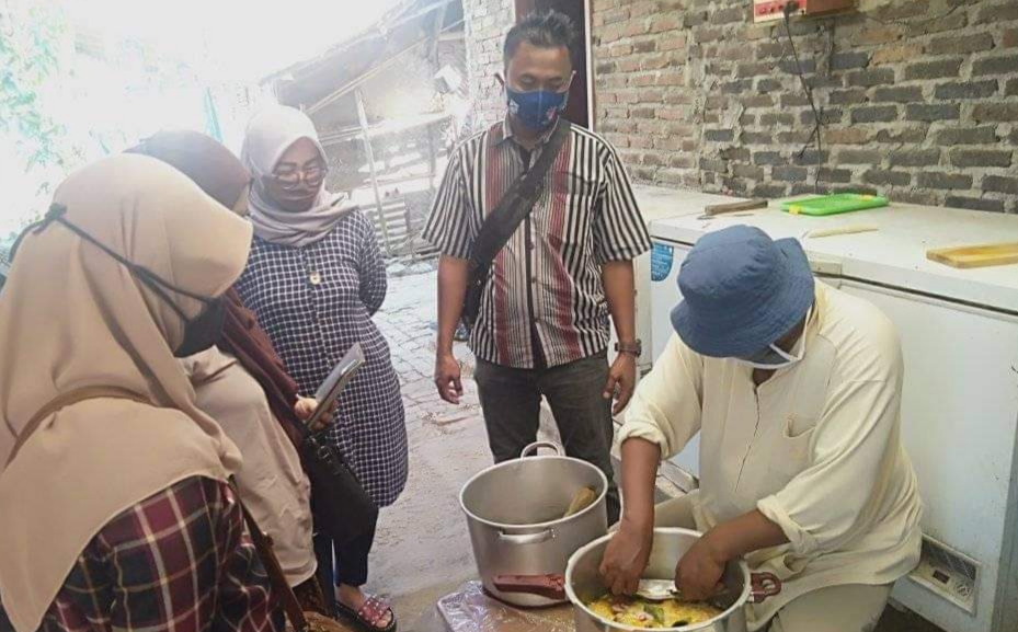 Warga Tengah Melihat Cara Olahan Ikan Pindang di Cilamaya Kulon, Karawang