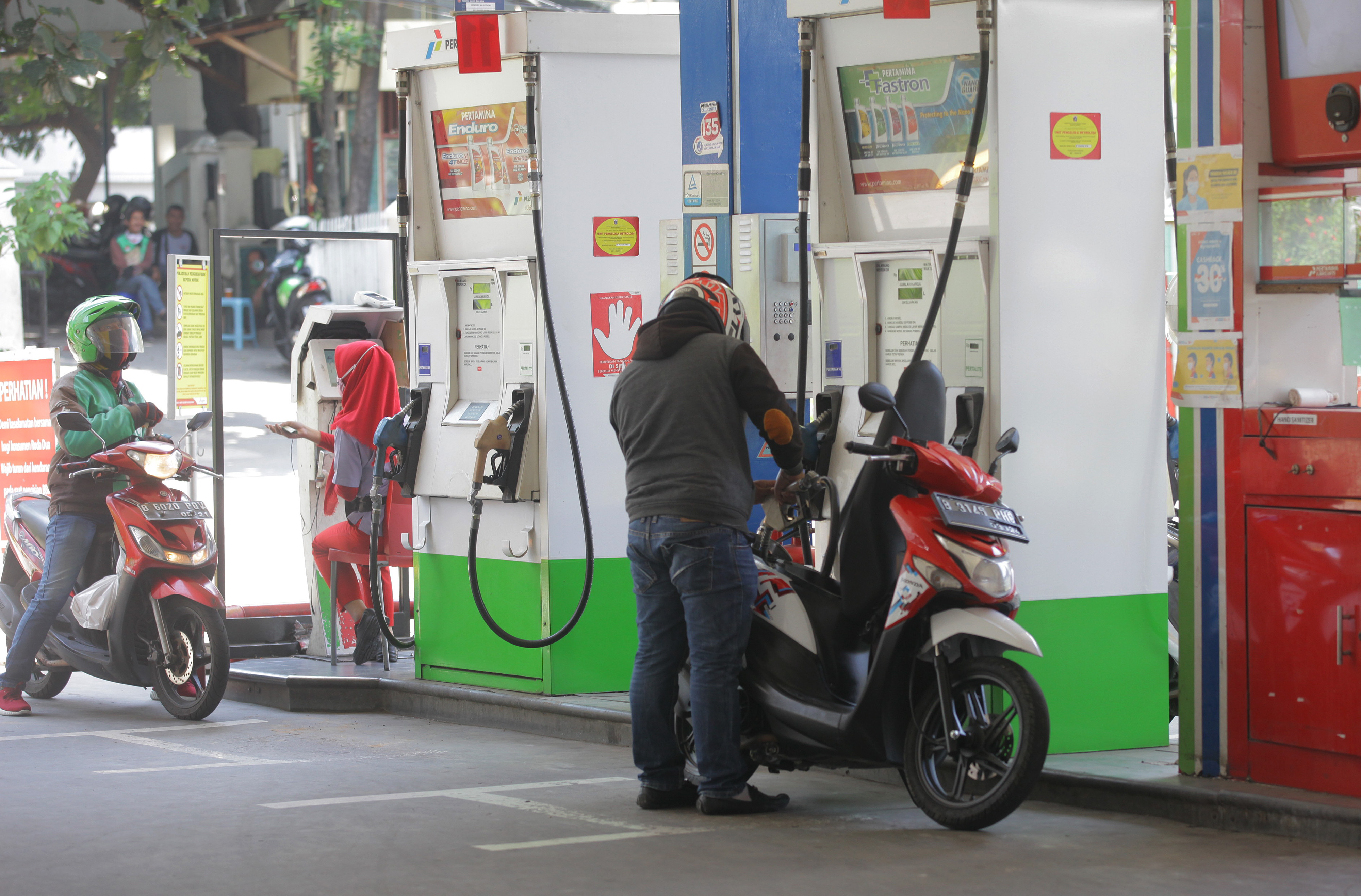 Konsumen mengisi bensin secara mandiri (self service) di salah satu SPBU Pertamina di Jakarta.