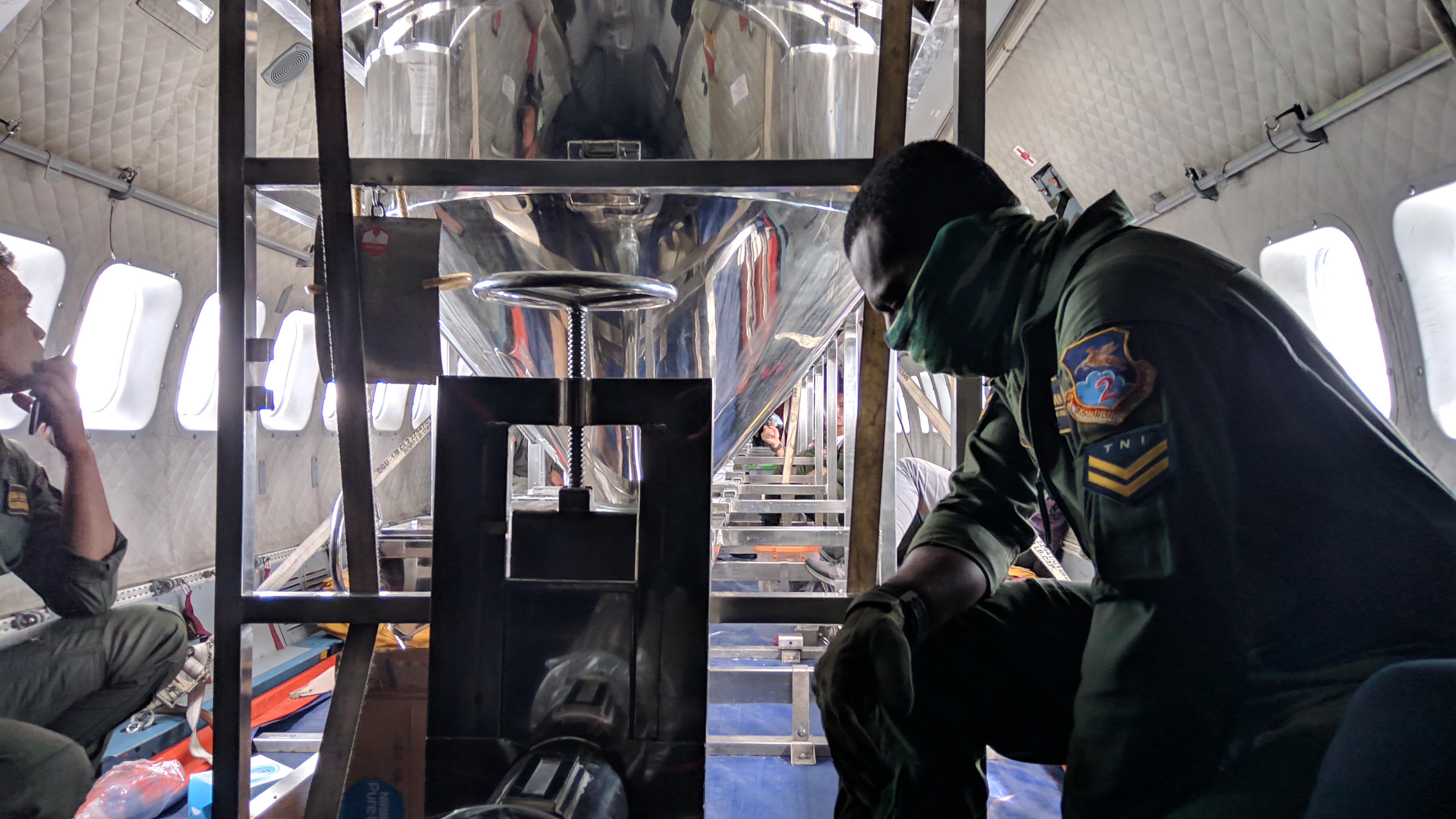 Kru pesawat CN 295 melakukan penyemaian garam di atas langit Selat Sunda, Januari lalu.