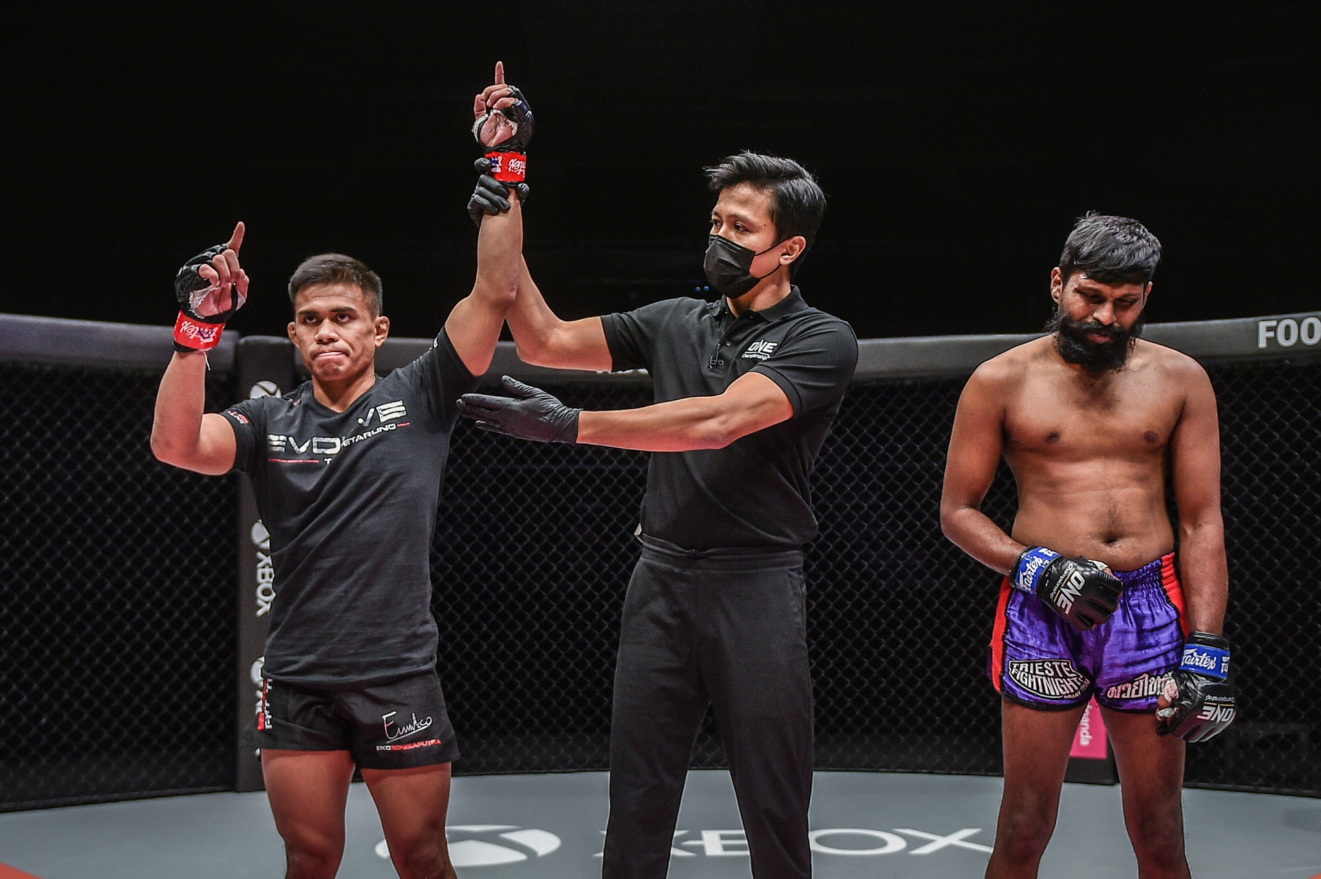 Petarung Indonesia Eko Roni Saputra (kiri) menang atas atlet Malaysia Murugan Silvarajoo di ajang One Championship, Jumat (9/10).