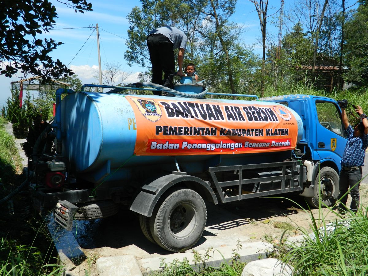 BPBD Kabupaten Klaten memberikan bantuan air bersih untuk desa-desa mengalami krisis air bersih.