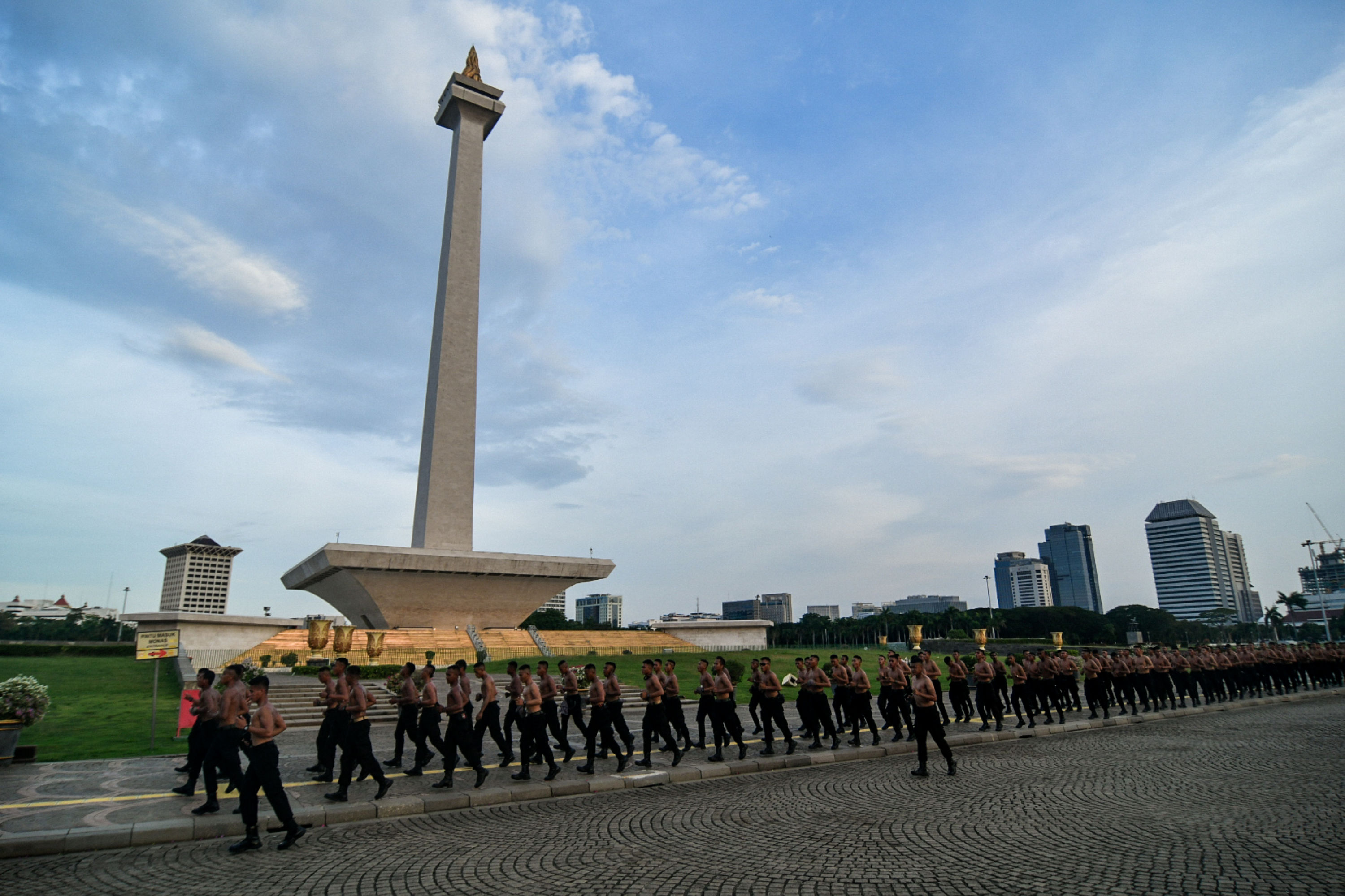  Sejumlah aparat keamanan dari TNI dan Polri sedang melakukan persiapan untuk pengamanan aksi menolak Omnibus law. 