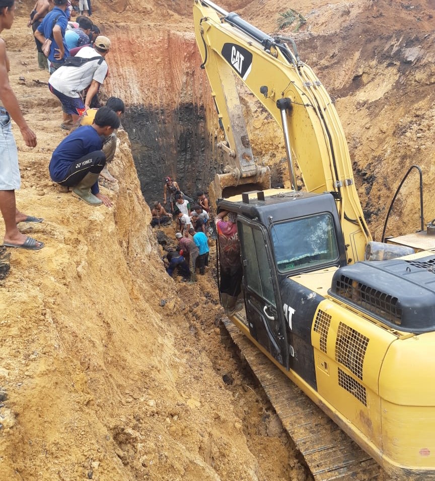 Evakuasi penambang yang meninggal dengan alat berat