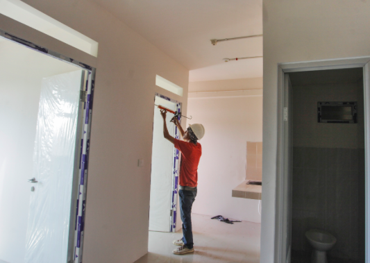 Pekerja menyelesaikan pembangunan rumah susun hunian DP 0 Rupiah di Klapa Village, Jakarta, Selasa (25/6/2019).