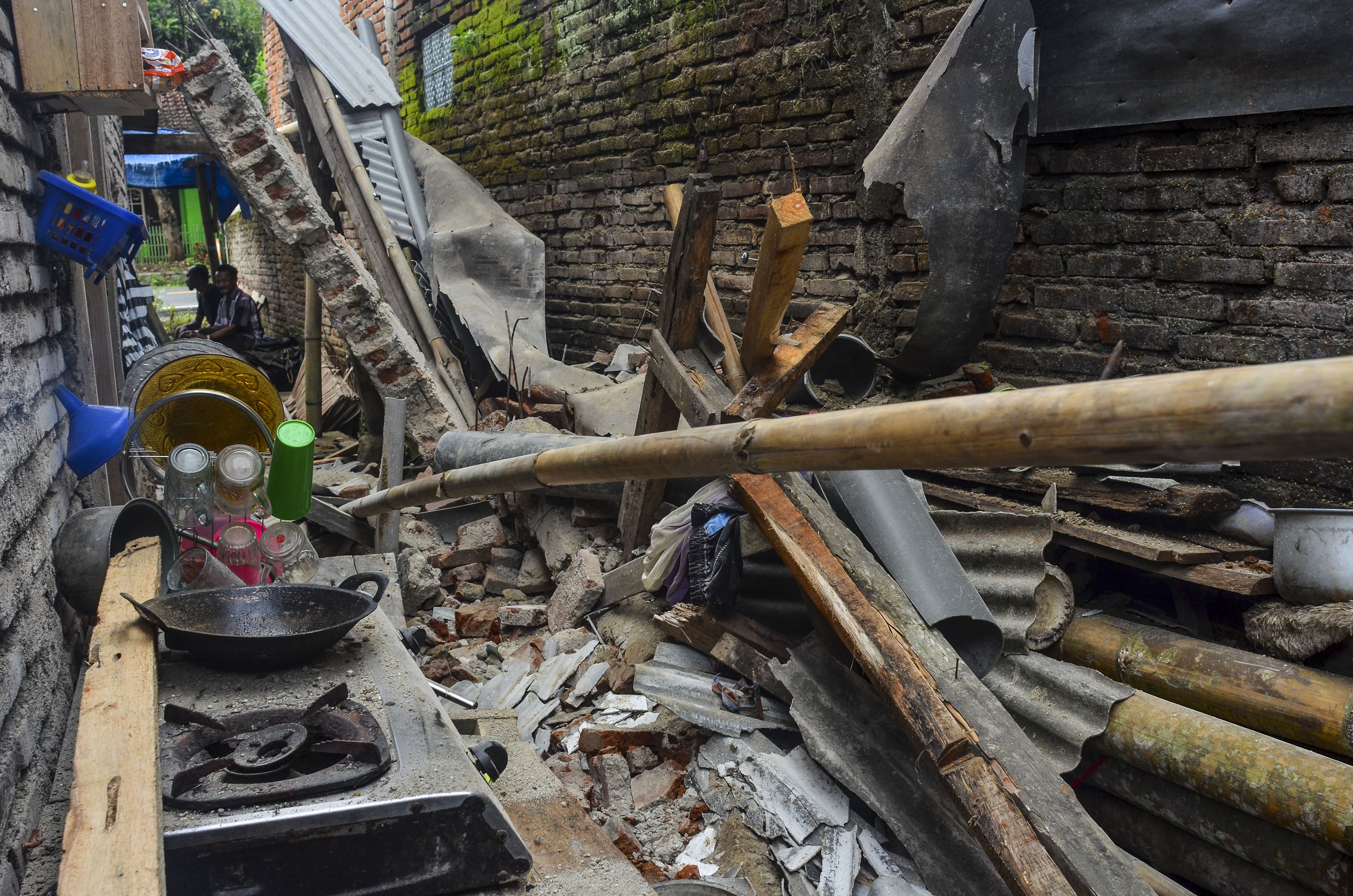 DAMPAK GEMPA PENGANDARAN: Sebuah rumah rusak akibat gempa bumi di Dusun Kertaharja, Kabupaten Ciamis, Jawa Barat, Minggu (25/10/2020
