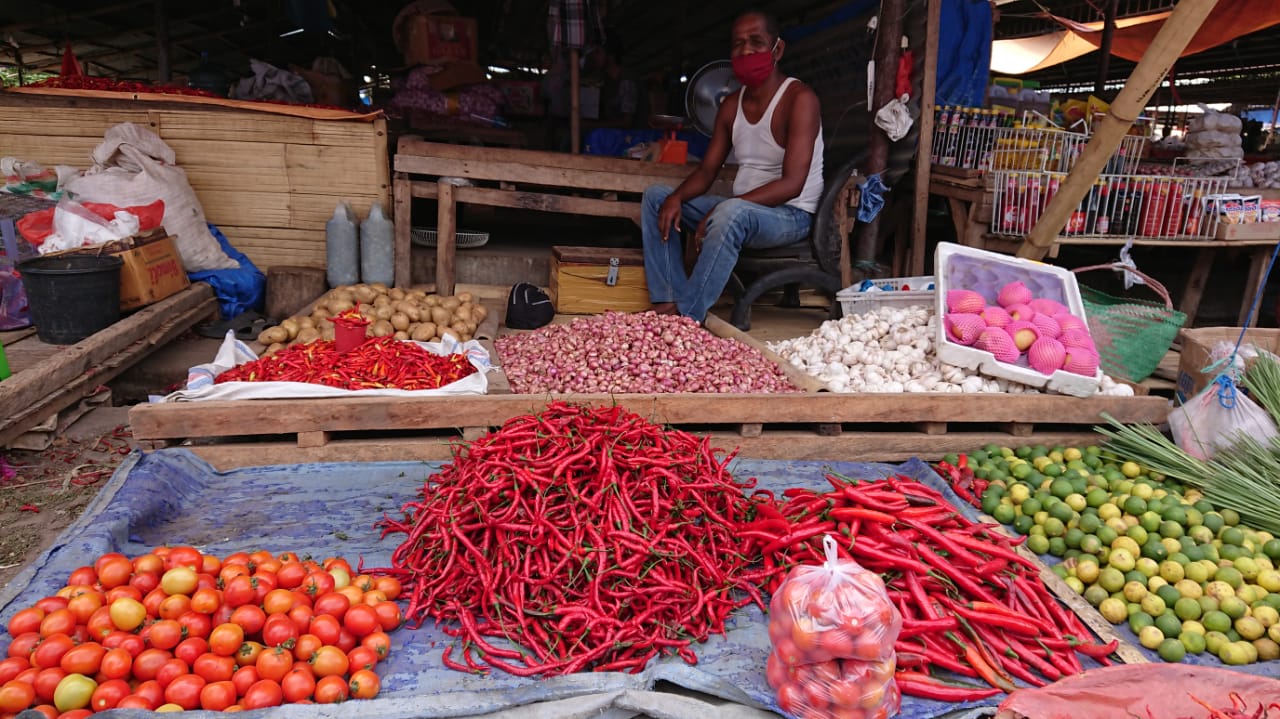 Pasar tradisional di Kabupaten Sikka dibanjiri cabai dan tomat hasil panen petani di sana yang makin rajin menanam saat pandemi.