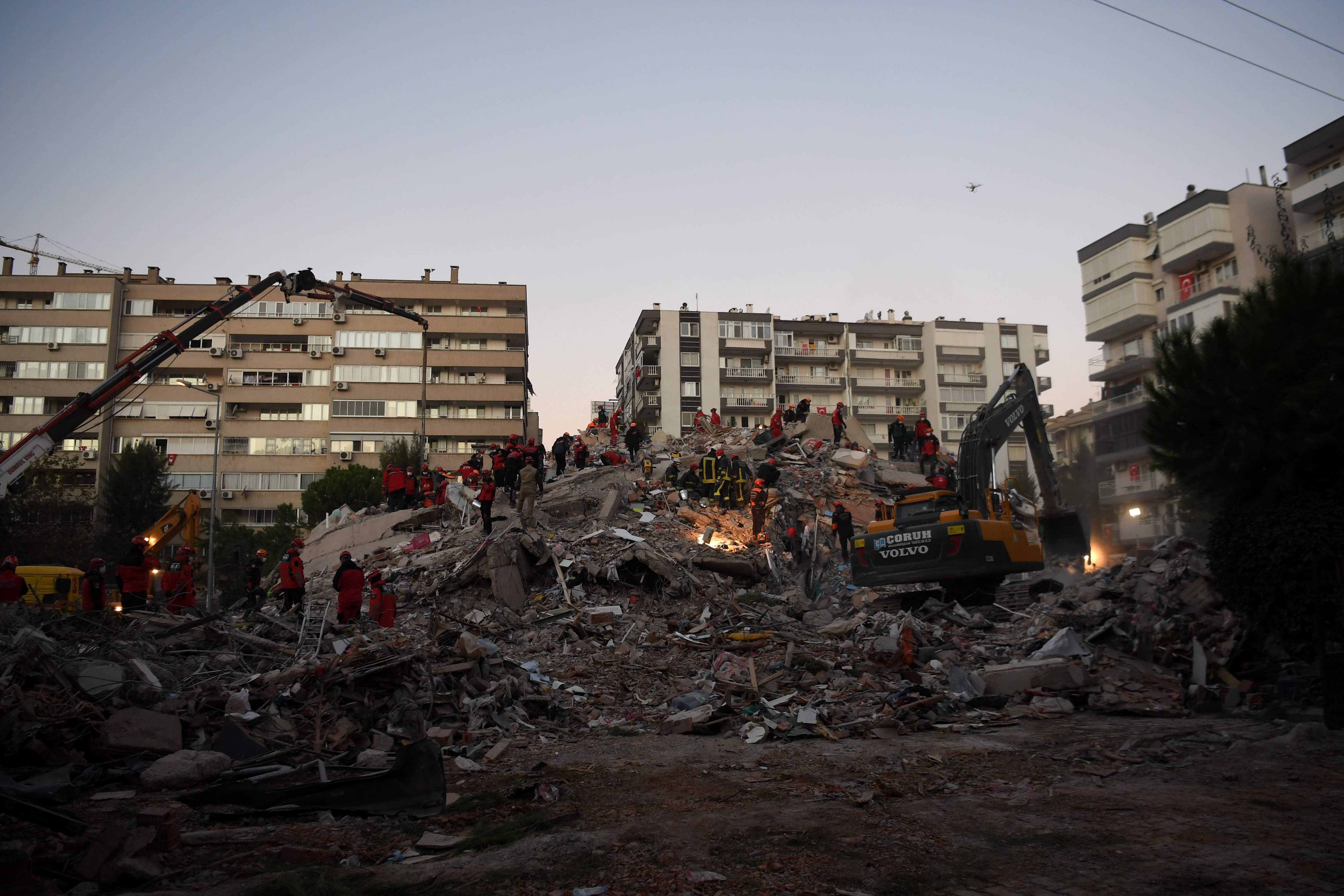 Tim penyelamat sedang mencari korban di gedung yang runtuh di Izmir akibat gempa yang melanda Turki dan Yunani, (31/10).