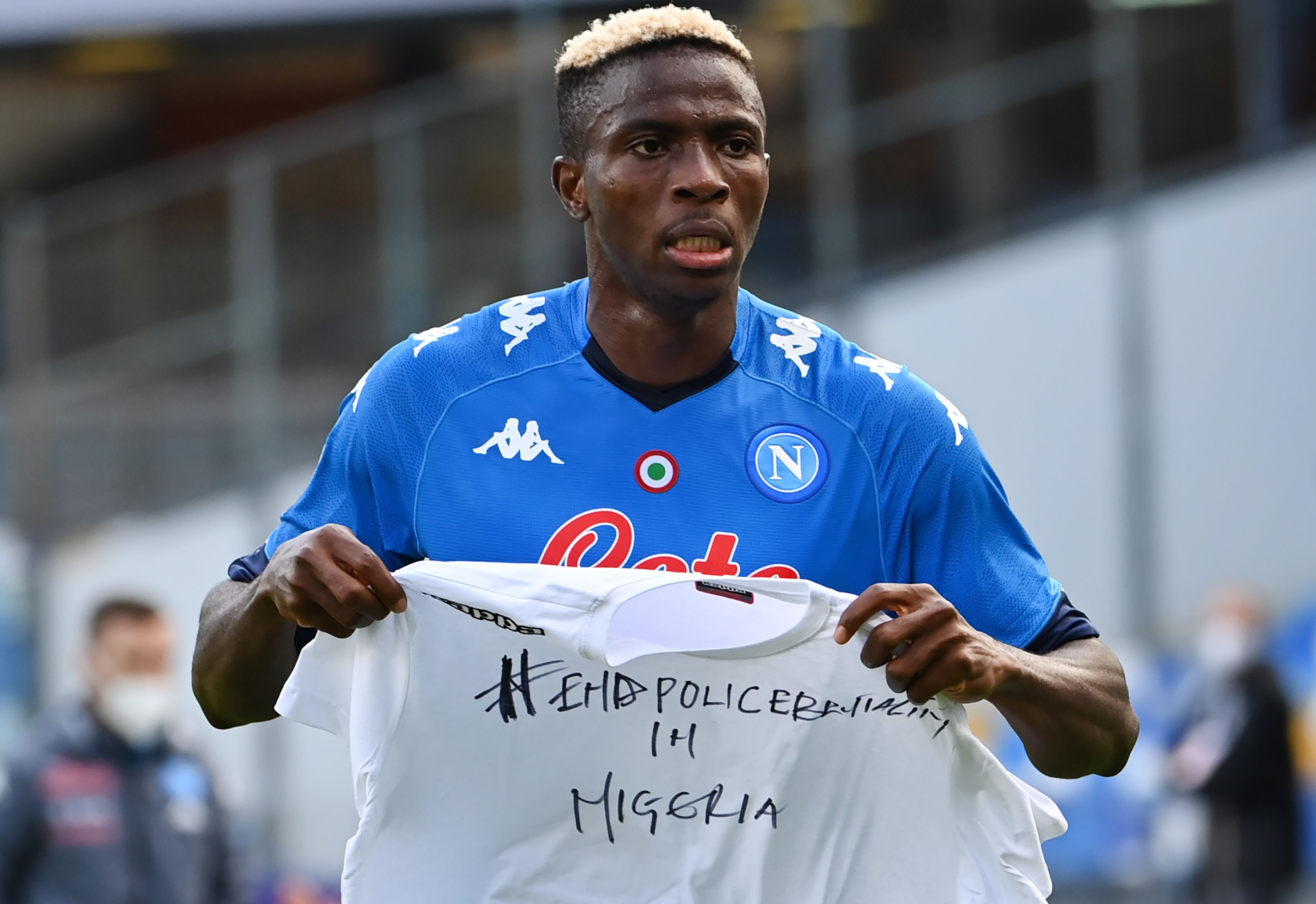 Striker Napoli asal Nigeria Victor Osimhen membawa kaos bertuliskan perlawanan terhadap kekerasan dilakukan polisi Nigeria.