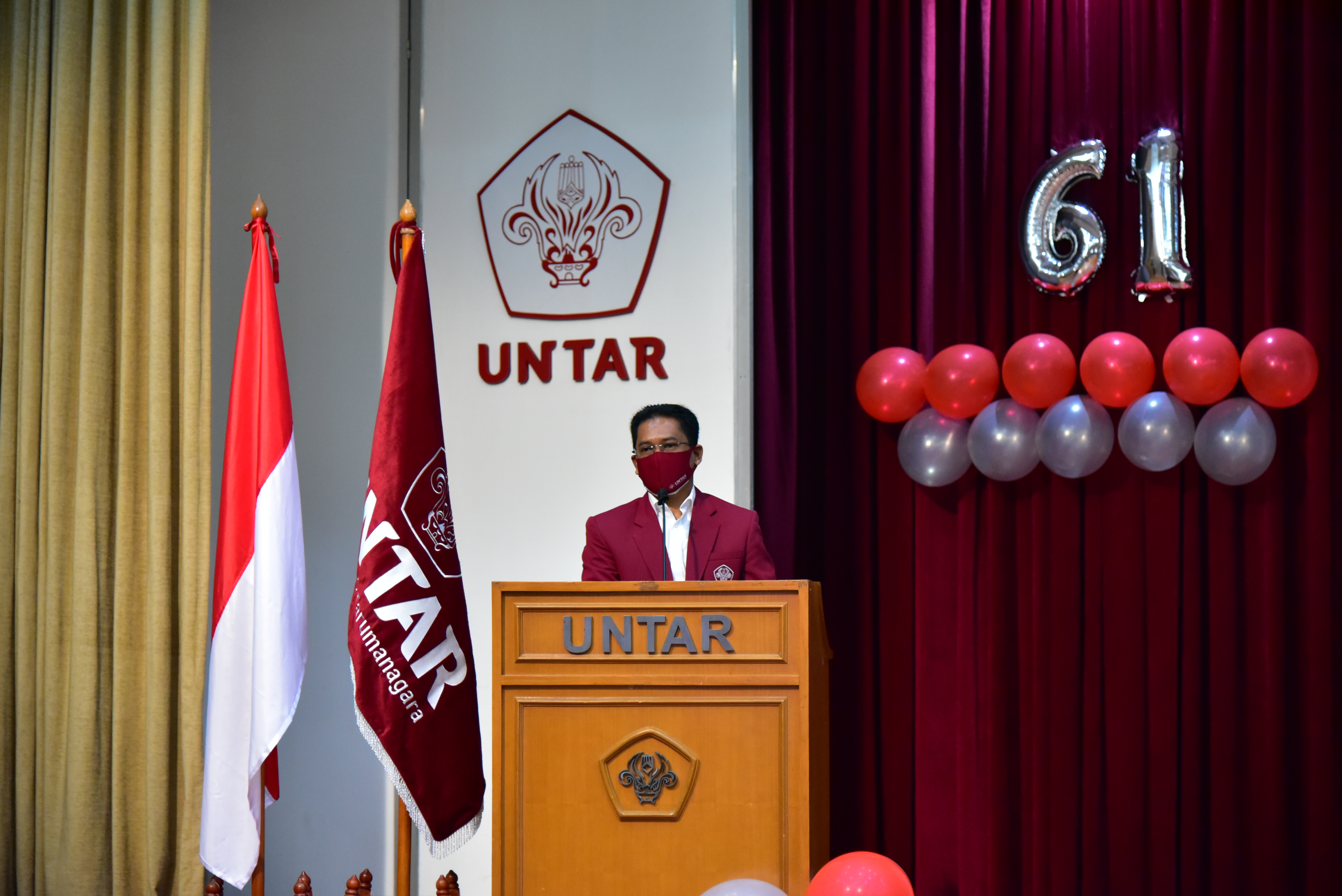  Rektor Untar Prof. Dr. Ir. Agustinus Purna Irawan menyampaikan pemaparan pada HUT ke-61 Universitas Tarumanagara. 