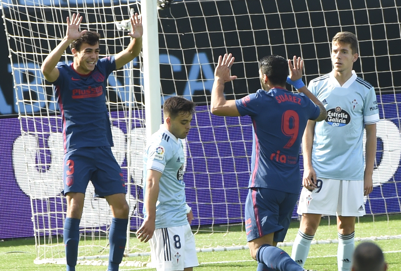 Luis Suarez (dua kanan) merayakan gol yang dicetak ke gawang Celta Vigo dalam lanjutan La Liga, Sabtu (17/10).  