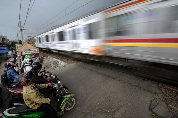 Ilustrasi -- perlintasan kereta api tanpa palang pintu, kawasan Tambora, Jakarta Barat, Jumat (15/4/2016). 