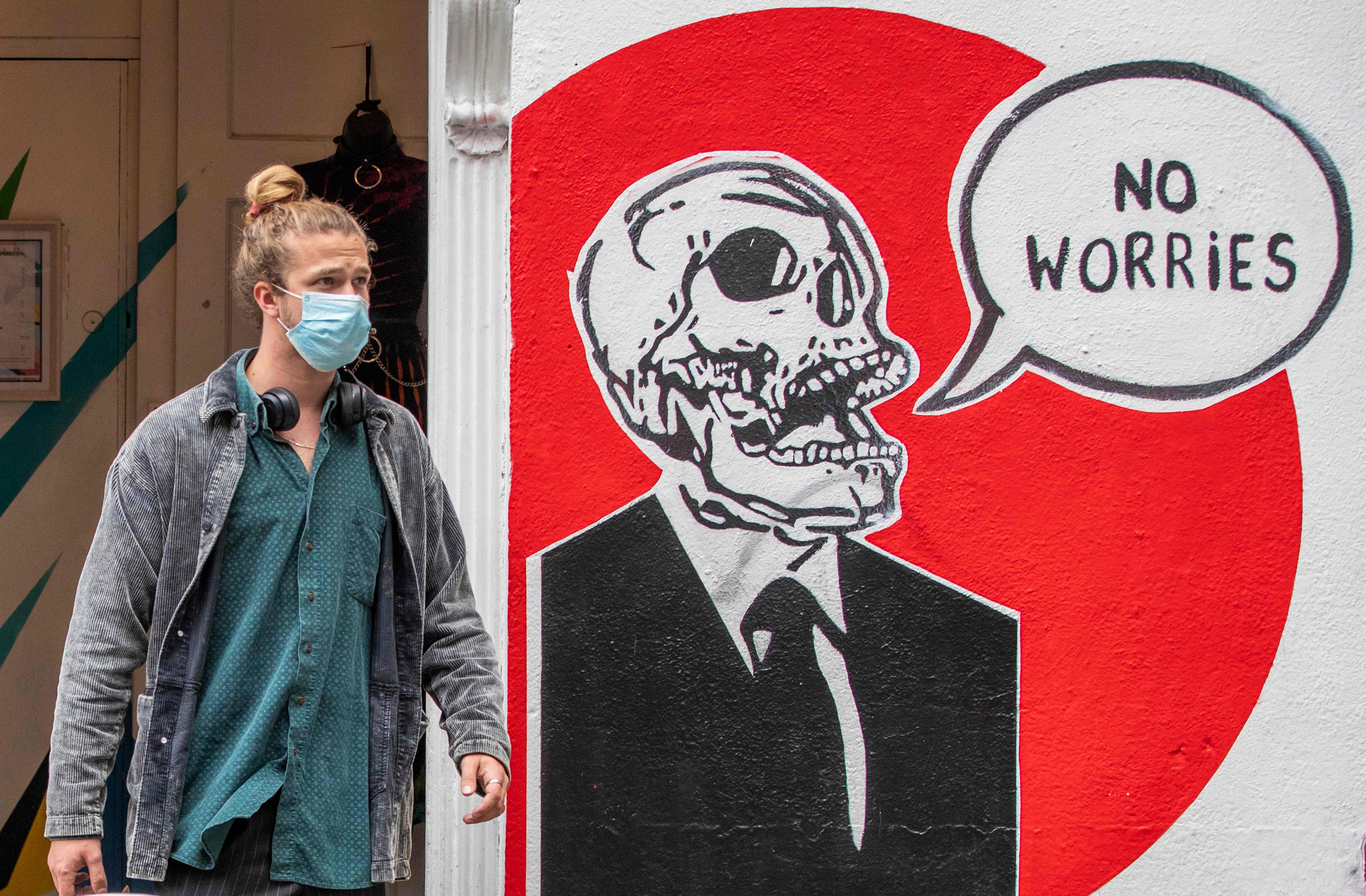 Warga Irlandia menggunakan masker di tengah pandemi covid-19.