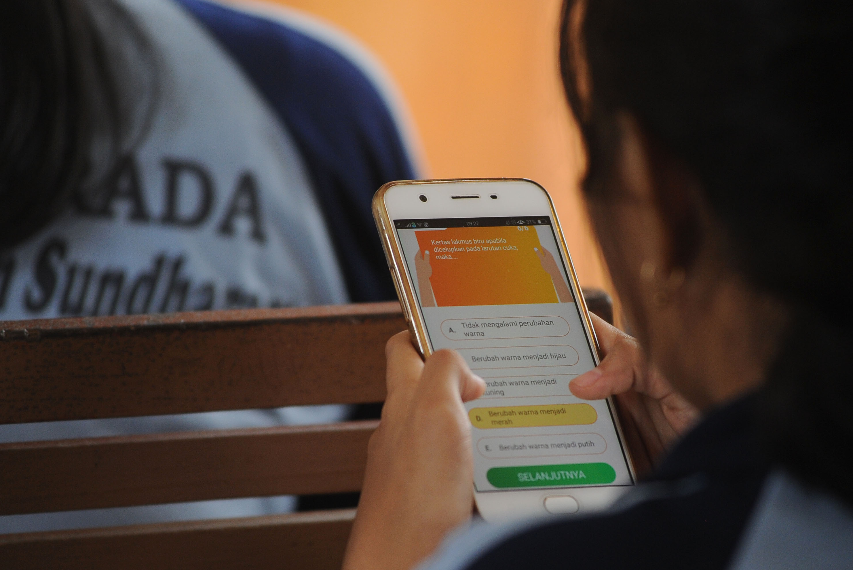 Pelajar mengerjakan soal menggunakan aplikasi App Quiz saat simulasi Ulangan Kenaikan Kelas.