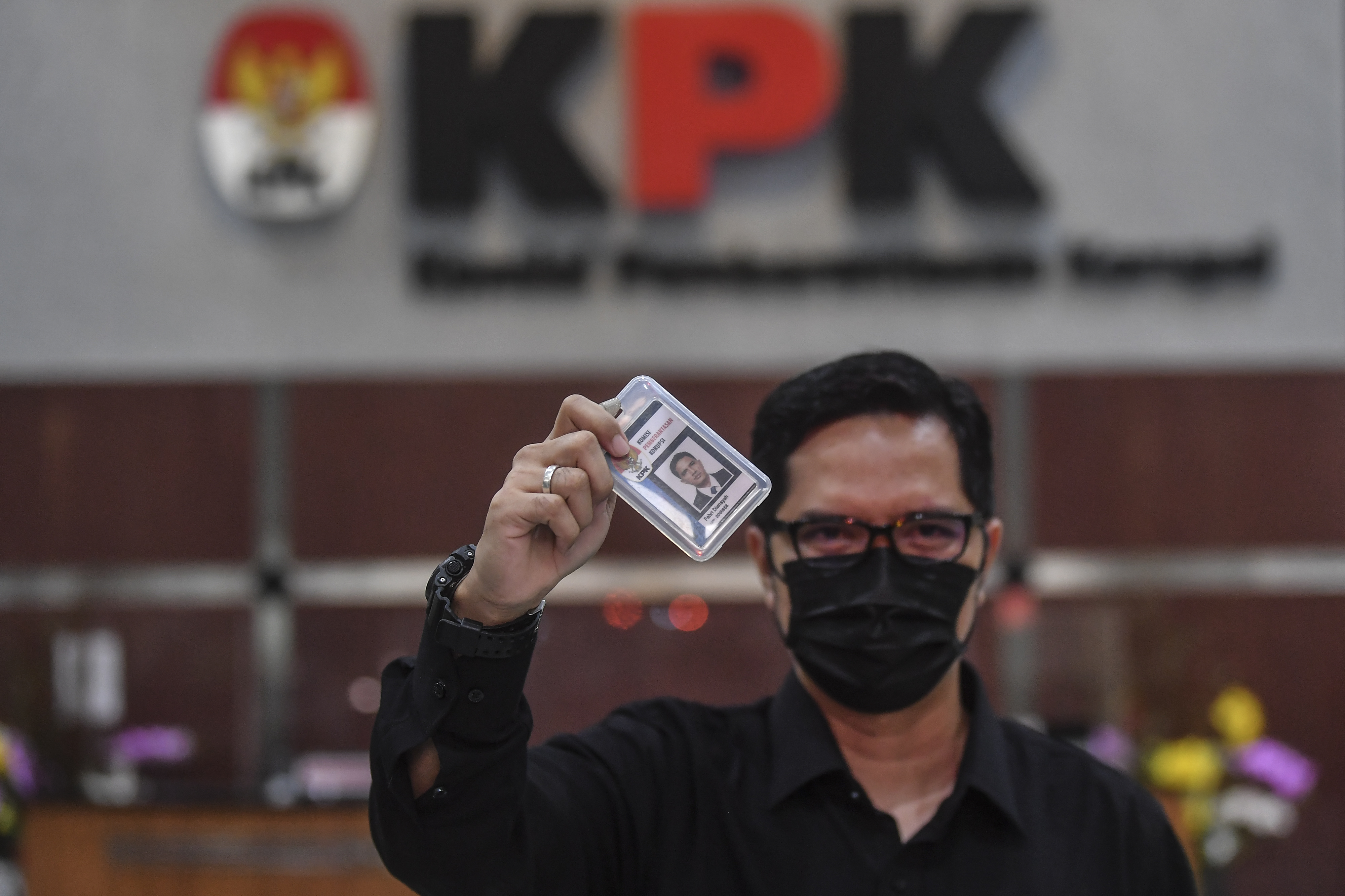Kepala Biro Humas Febri Diansyah mengangkat kartu identitas pegawai KPK usai menyampaikan pengunduran dirinya di gedung KPK.