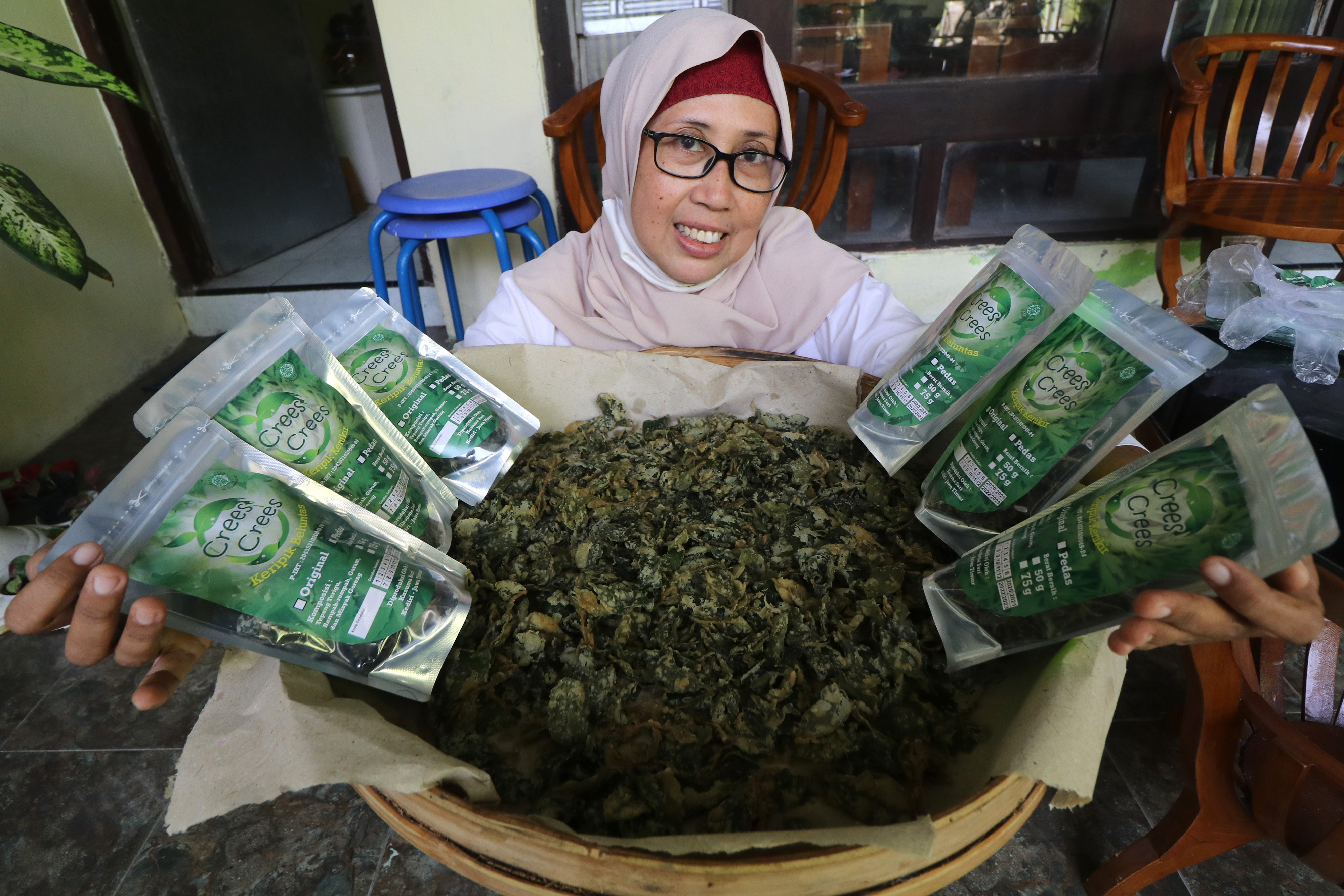  Perajin memperlihatkan keripik daun beluntas di Kelurahan Banjaran, Kota Kediri, Jawa Timur, Selasa (6/10/2020)
