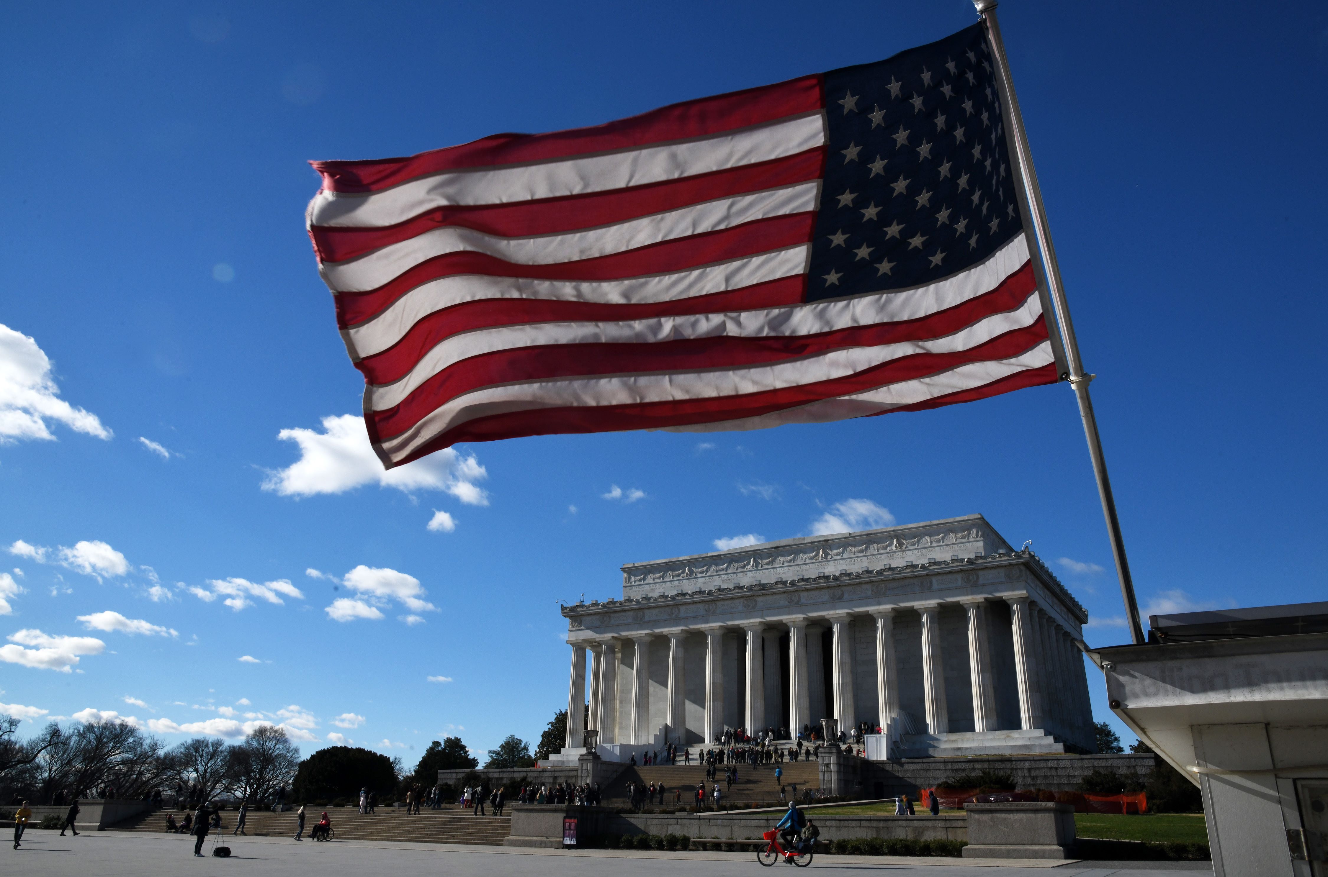 Bendera nasional AS berkibar dekat Lincoln Memorial di Washington DC.
