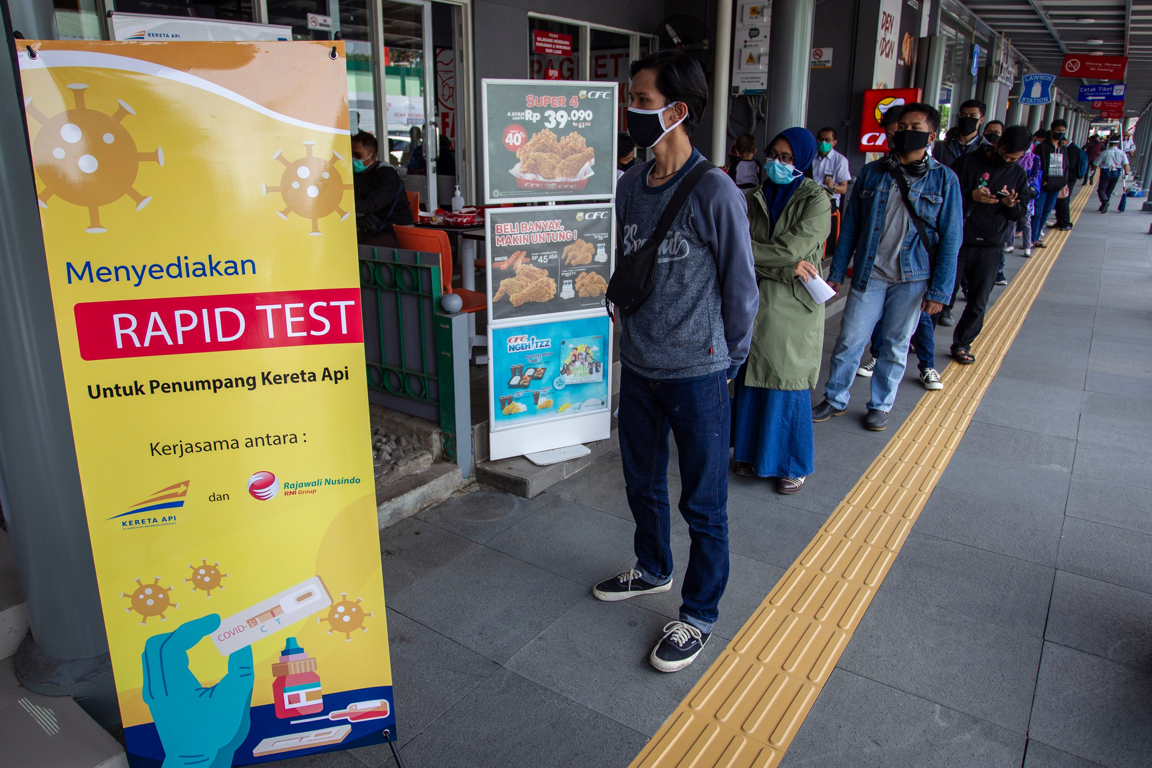 Calon penumpang kereta api saat antre rapid test di Stasiun Pasar Senen, Jakarta.