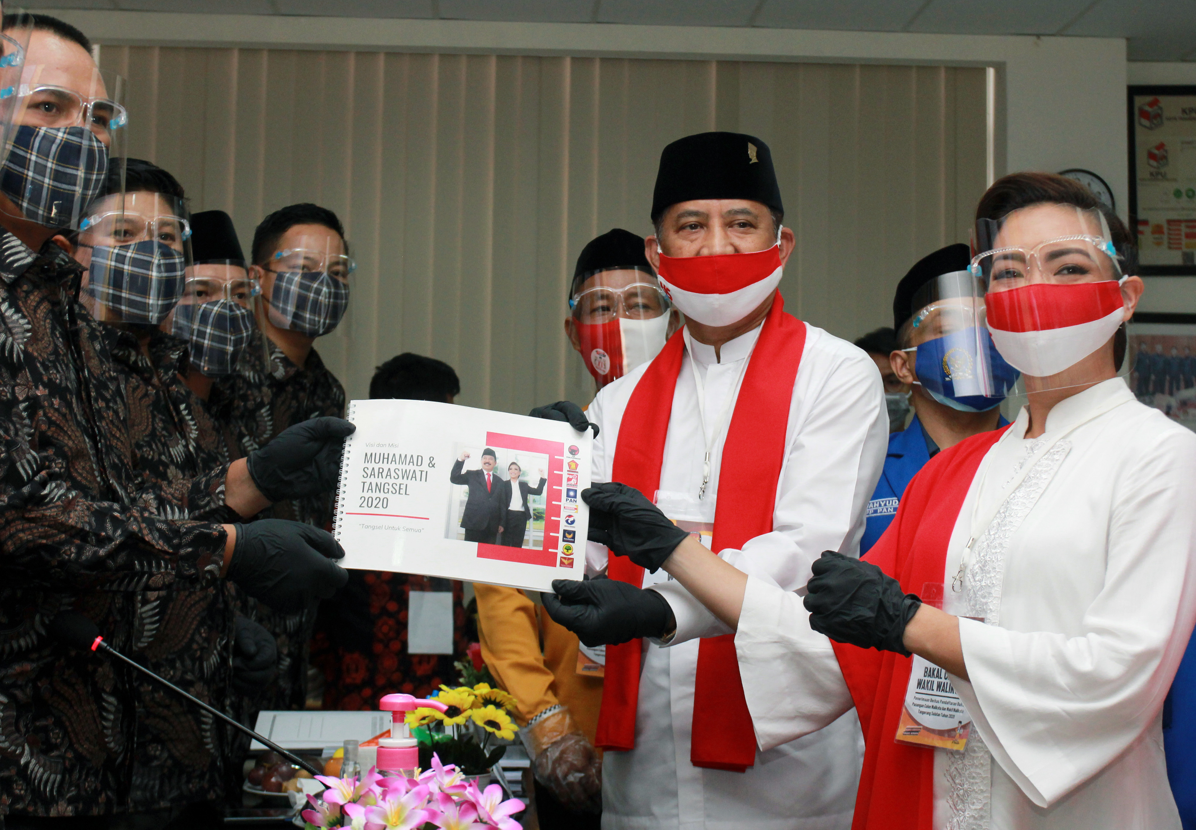 Rahayu Saraswati (kanan) saat menyerahkan pendaftaran calon wali kota Tangsel ke KPU.